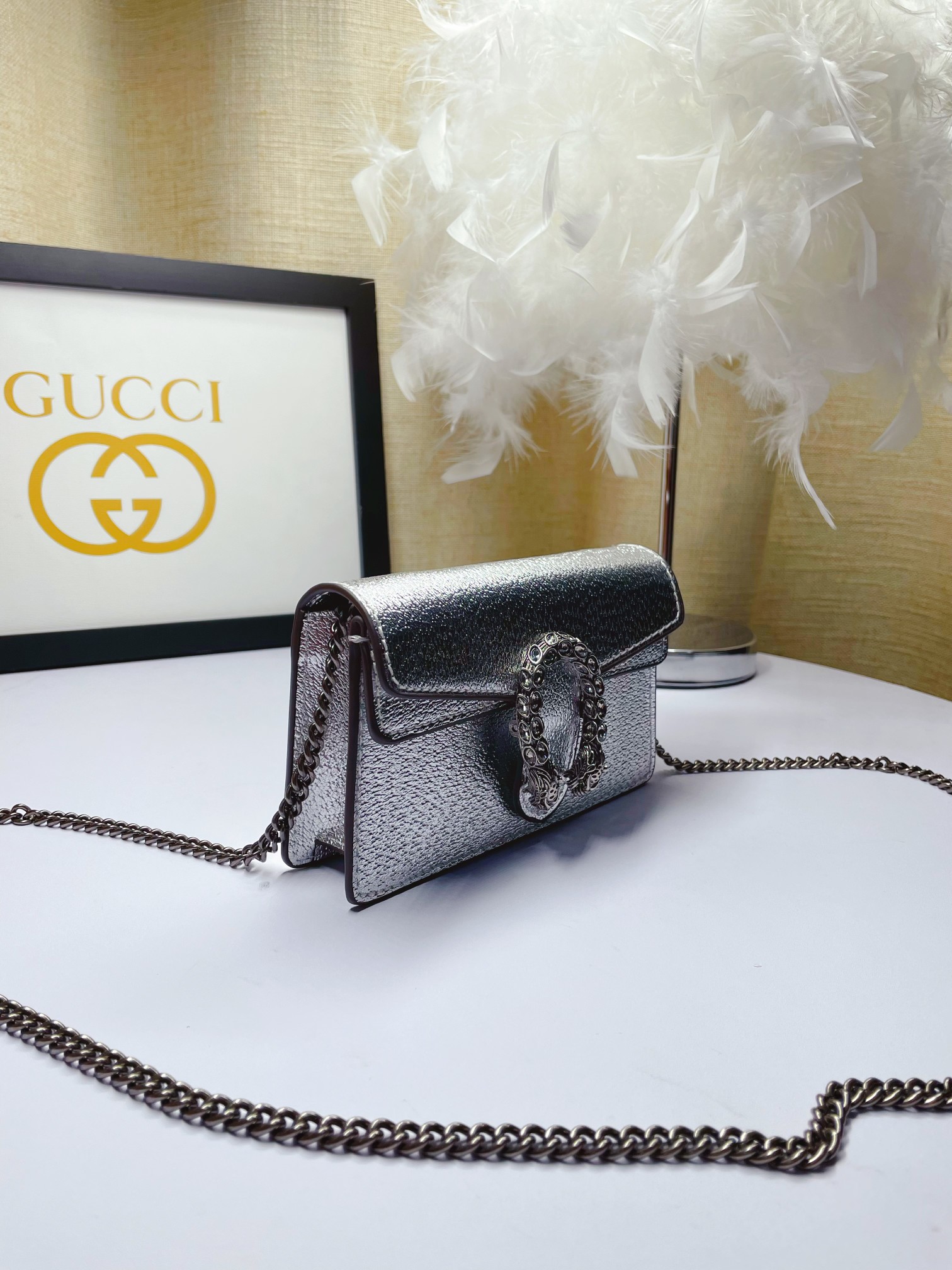  mini G家小酒神💃一个结构性超小型包，可拆掉链子当小手包或钱包使用，钥匙圈的细节可以用来将这个袋子