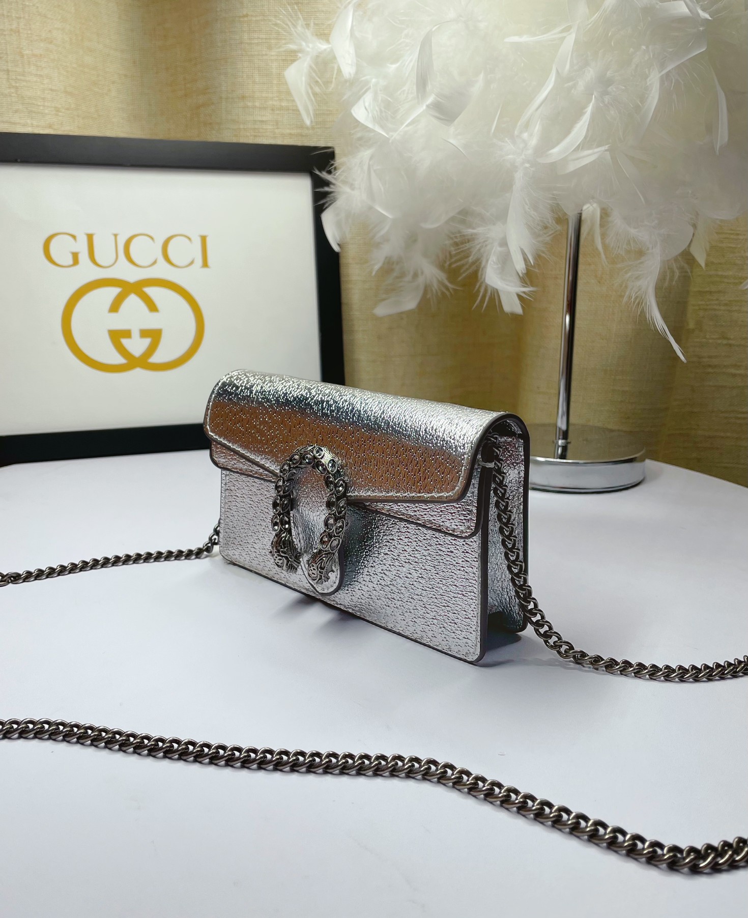  mini G家小酒神💃一个结构性超小型包，可拆掉链子当小手包或钱包使用，钥匙圈的细节可以用来将这个袋子