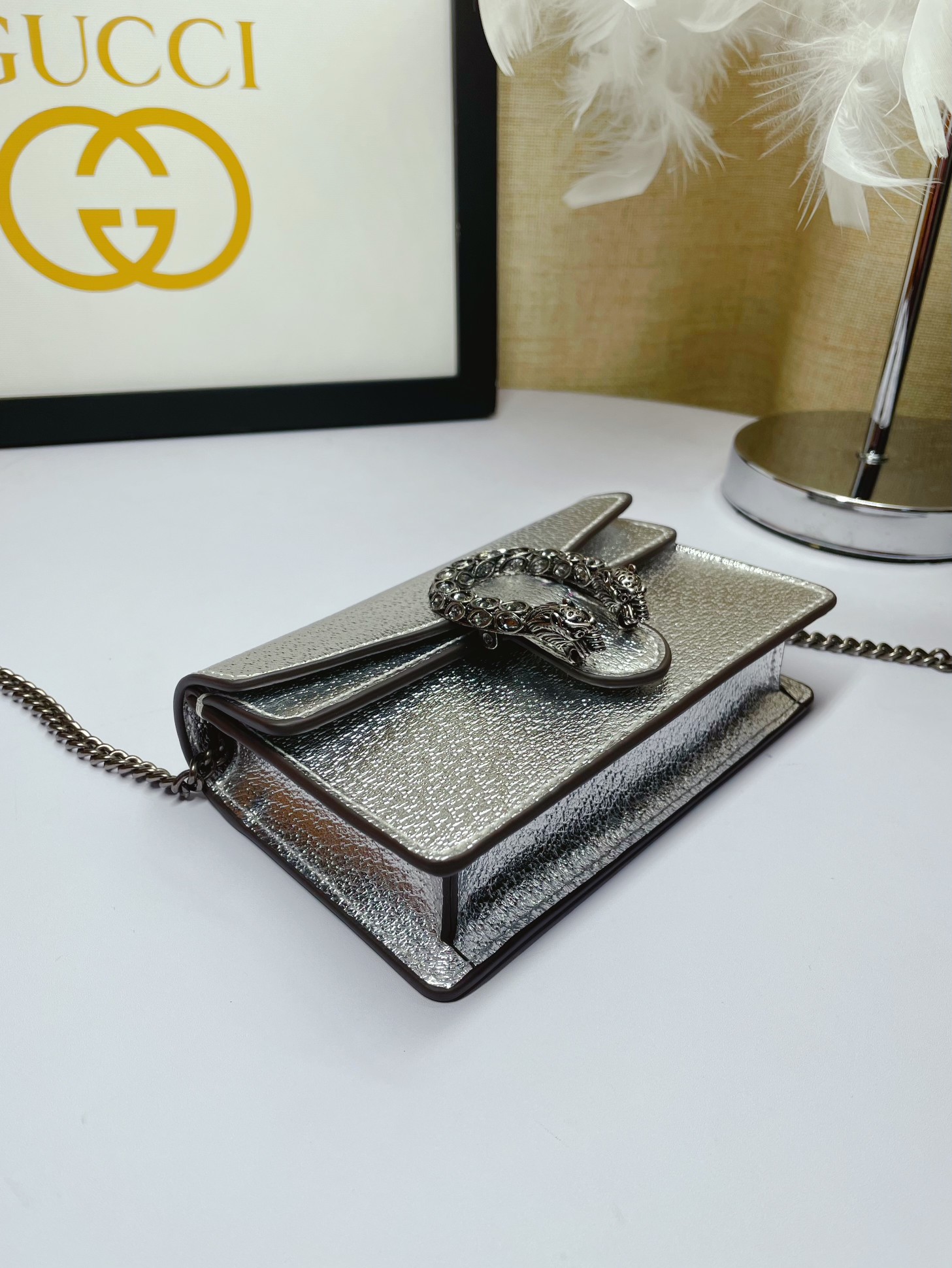  mini G家小酒神💃一个结构性超小型包，可拆掉链子当小手包或钱包使用，钥匙圈的细节可以用来将这个袋子