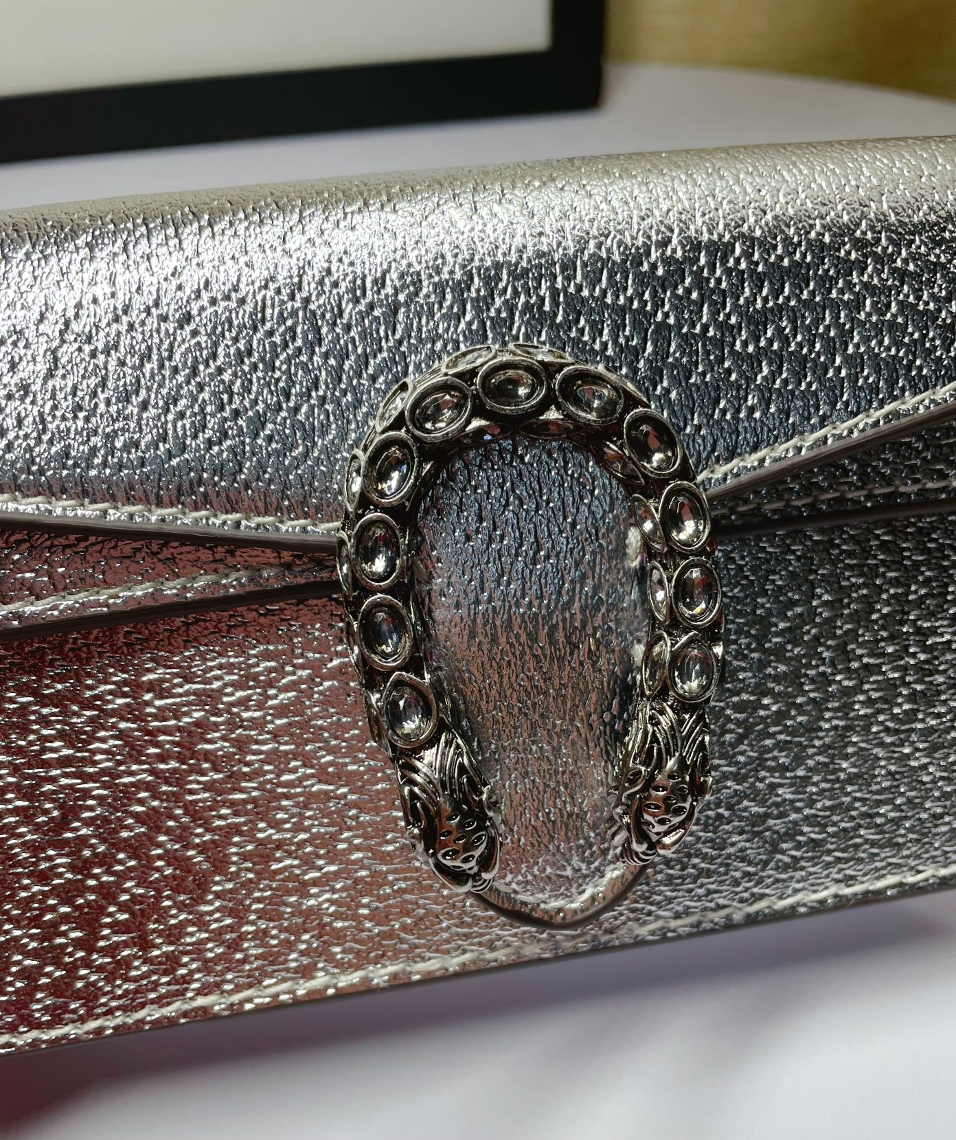  mini G家小酒神💃一个结构性超小型包，可拆掉链子当小手包或钱包使用，钥匙圈的细节可以用来将这个袋子