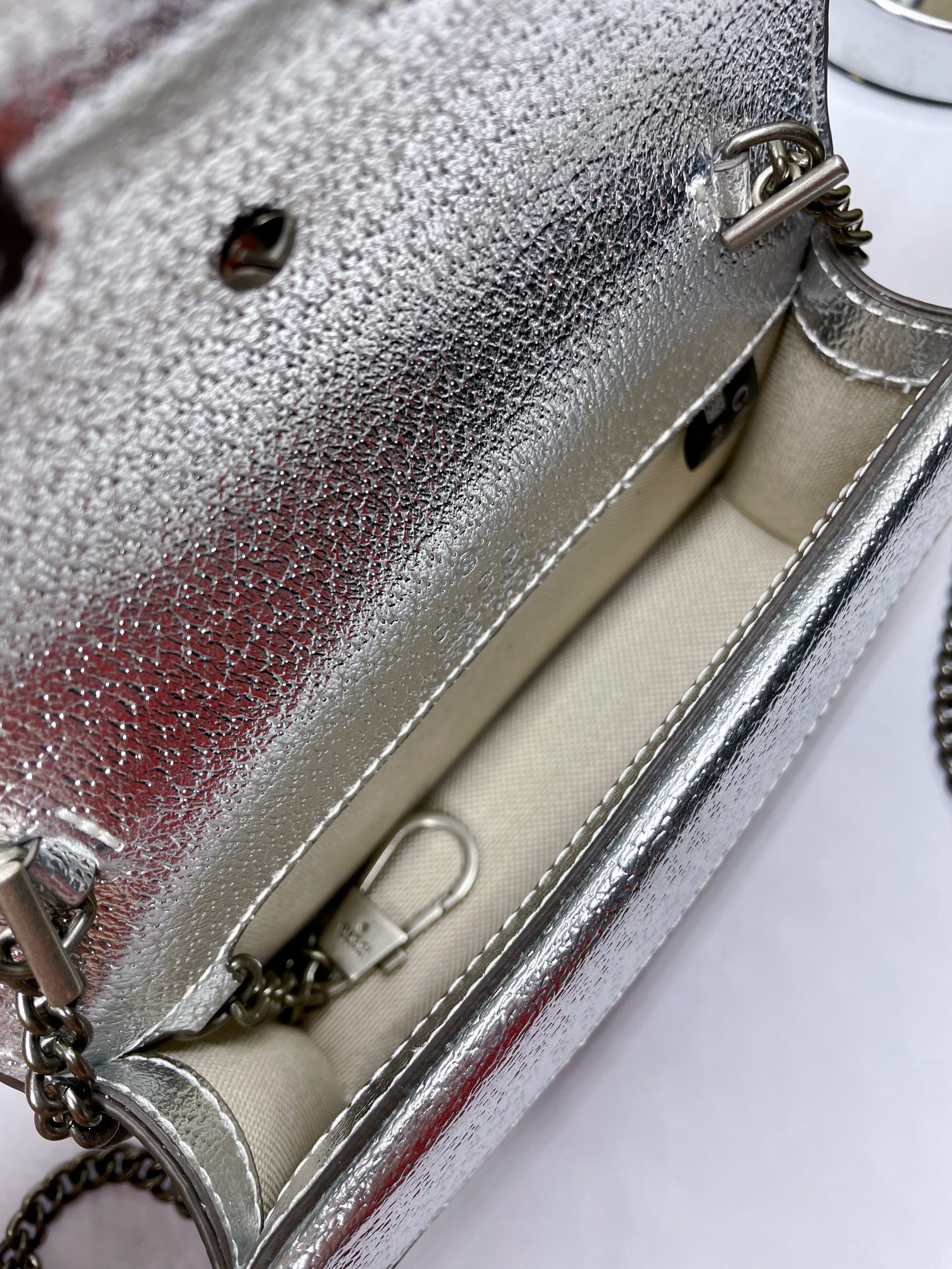  mini G家小酒神💃一个结构性超小型包，可拆掉链子当小手包或钱包使用，钥匙圈的细节可以用来将这个袋子