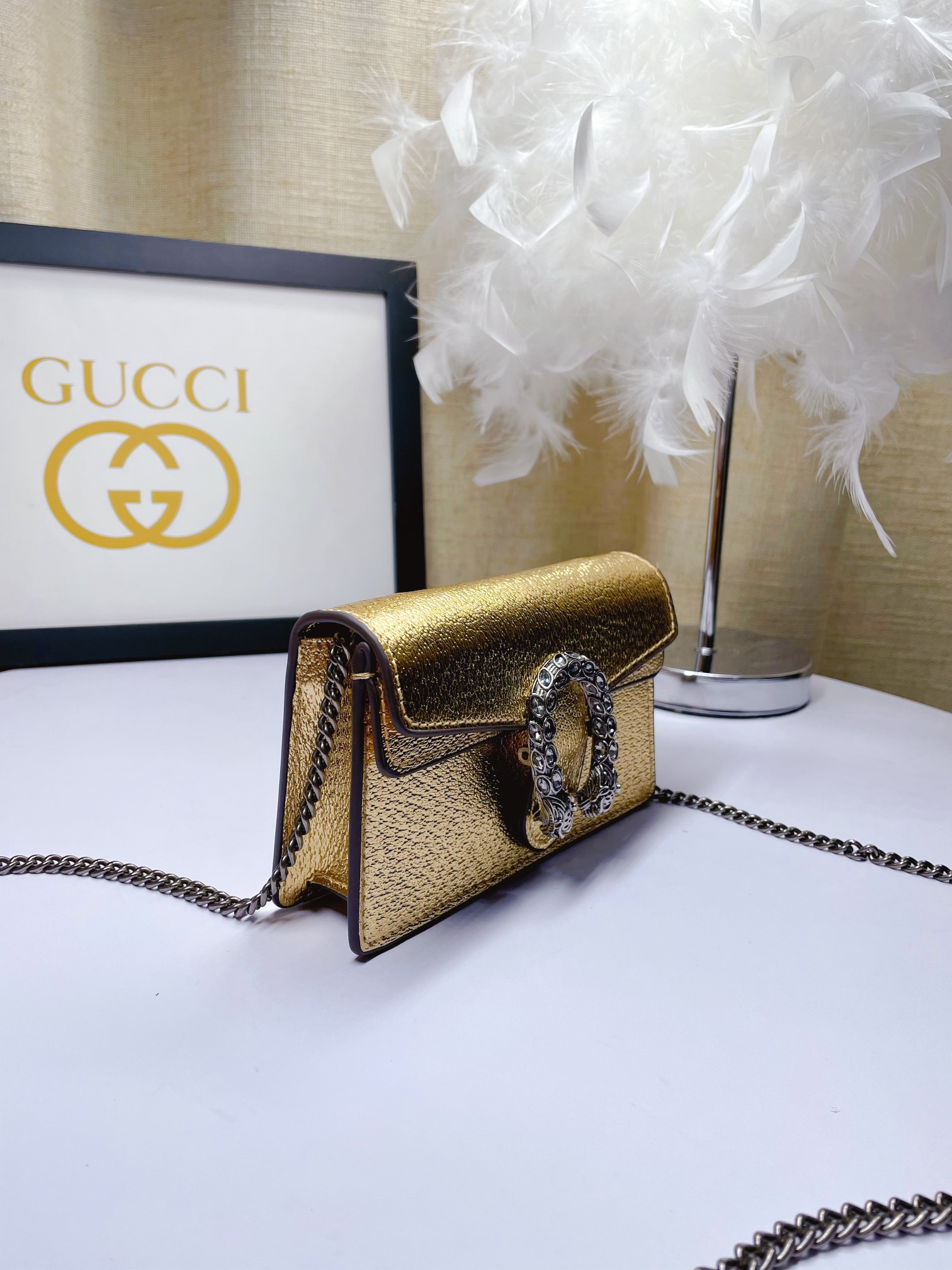  mini G家小酒神💃一个结构性超小型包，可拆掉链子当小手包或钱包使用，钥匙圈的细节可以用来将这个袋子