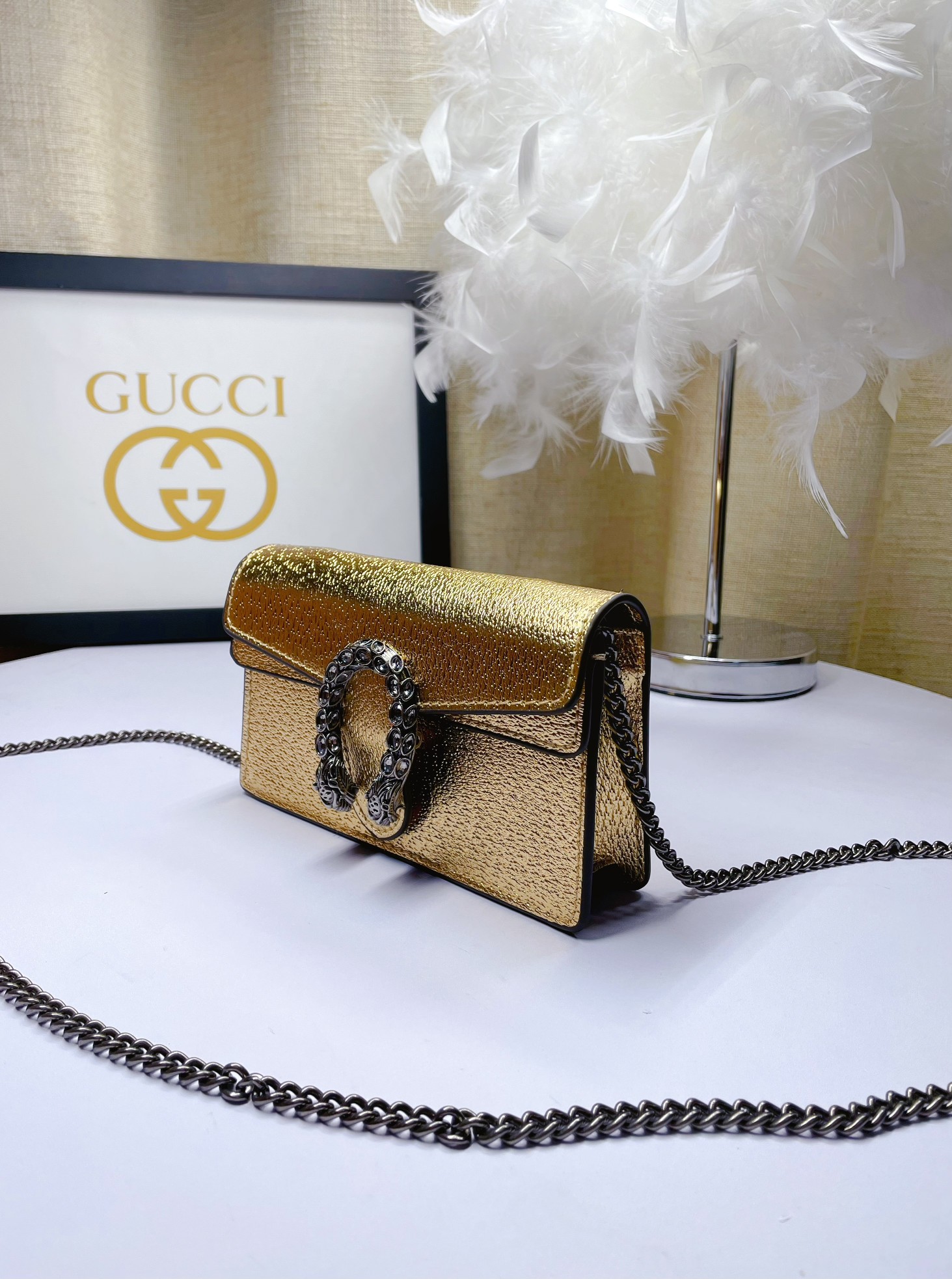  mini G家小酒神💃一个结构性超小型包，可拆掉链子当小手包或钱包使用，钥匙圈的细节可以用来将这个袋子