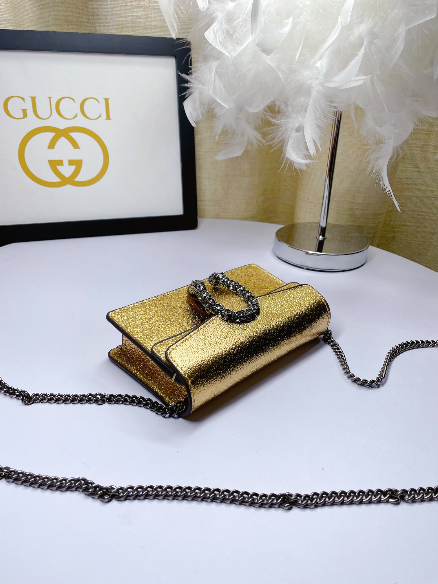  mini G家小酒神💃一个结构性超小型包，可拆掉链子当小手包或钱包使用，钥匙圈的细节可以用来将这个袋子