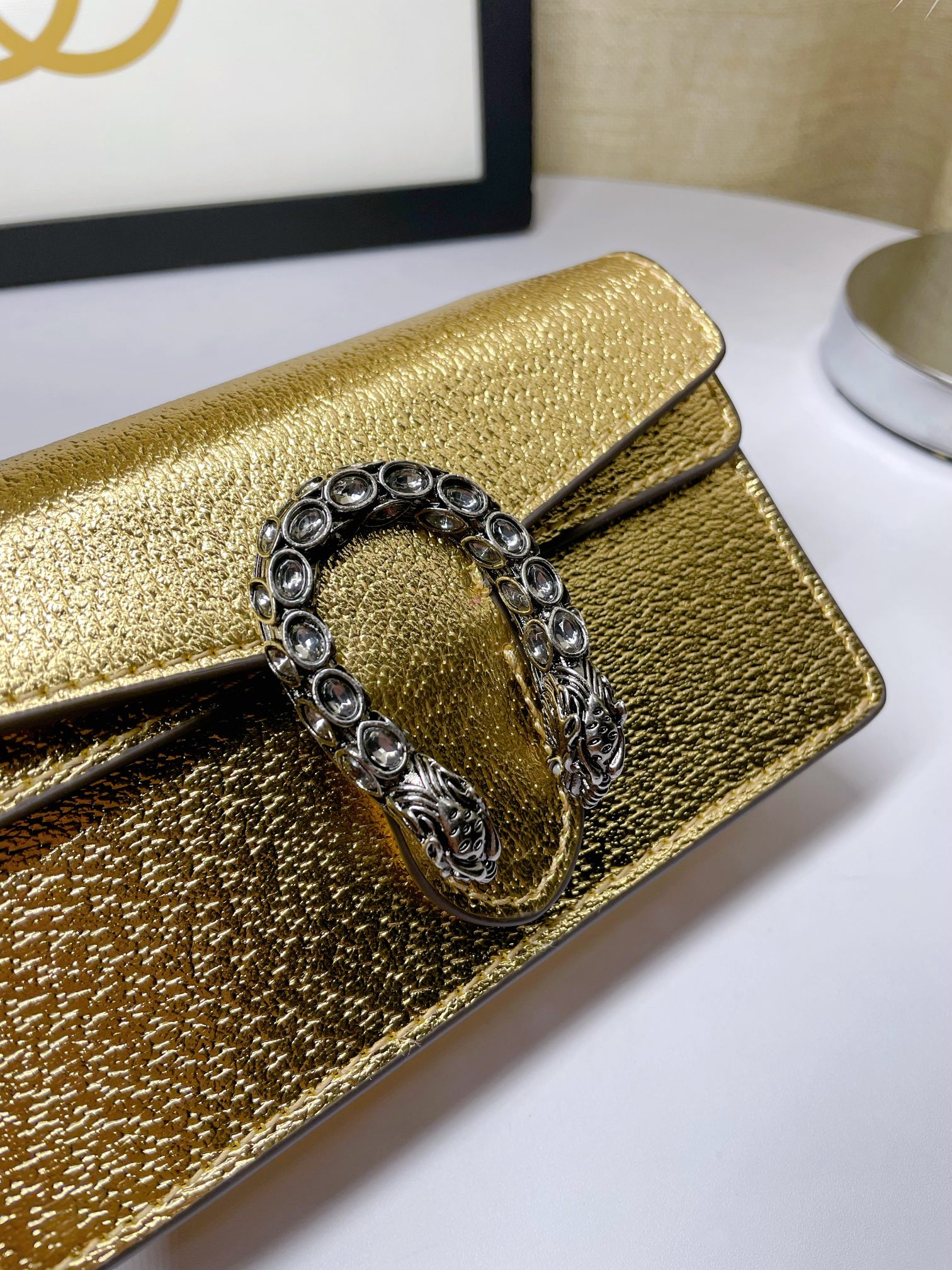  mini G家小酒神💃一个结构性超小型包，可拆掉链子当小手包或钱包使用，钥匙圈的细节可以用来将这个袋子