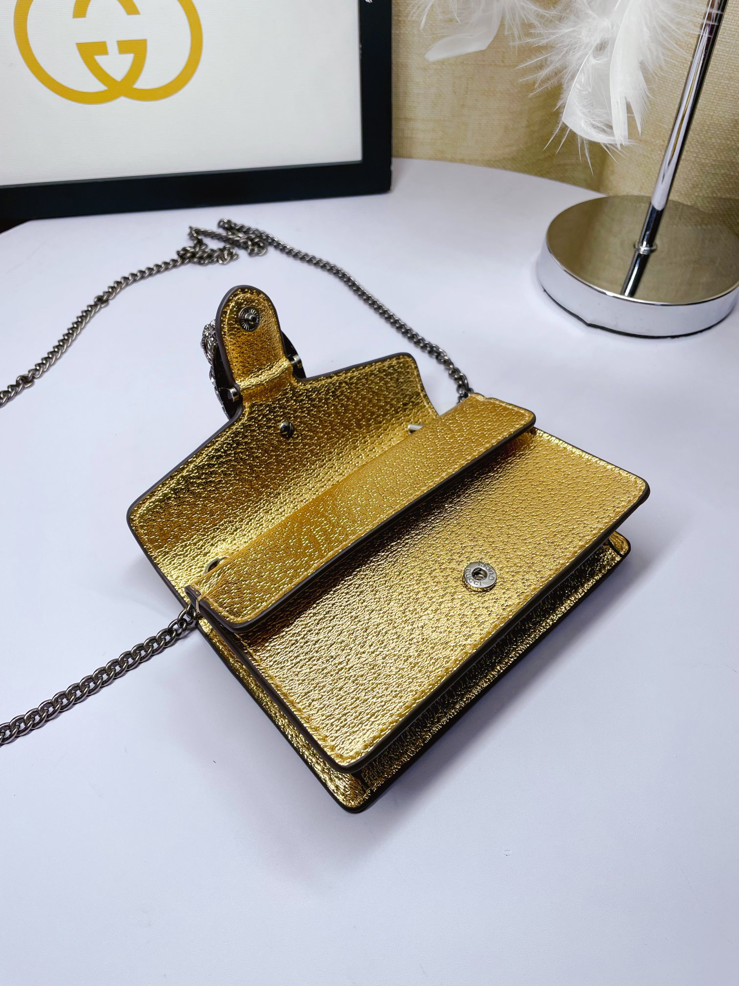  mini G家小酒神💃一个结构性超小型包，可拆掉链子当小手包或钱包使用，钥匙圈的细节可以用来将这个袋子