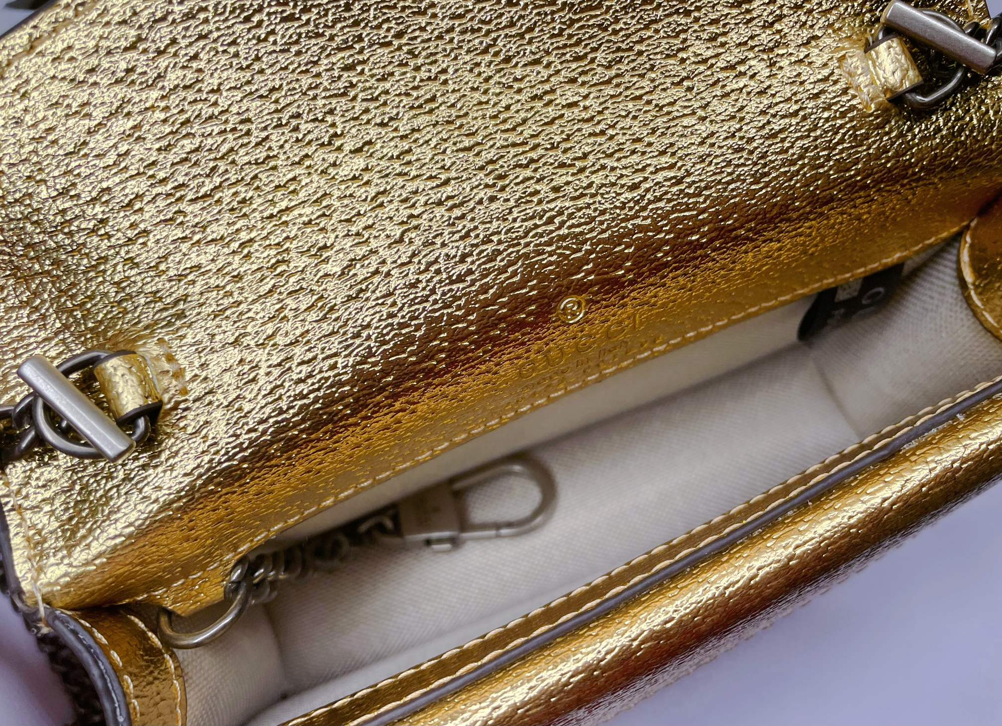  mini G家小酒神💃一个结构性超小型包，可拆掉链子当小手包或钱包使用，钥匙圈的细节可以用来将这个袋子