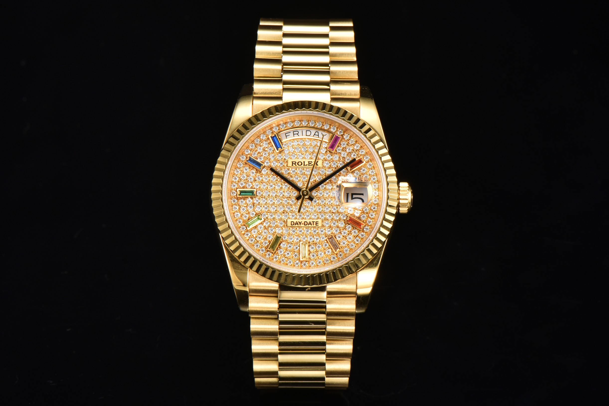 NO:145194,CS Log Weekly Calendar Type 36 Rolex 128238 rainbow Rainbow Diameter 36mm for both men and women. Rainbow Gradient Sapphires are all over the sky] Rolex Rolex Weekly Calendar Type 36MM series, this watch carries many classic elements of Rolex, dog tooth ring, presidential chain, bubble mirror, rainbow Gradient Sapphire, big gold watch, etc. Since its birth, this series of watches has always been Rolex's most iconic and recognizable model, demonstrating the brand image and the family's facade, reflecting personality, taste, charm and strength!  【Movement】Equipped with 2836 movement, strong stability!  [Watch diameter] 36MM in diameter; suitable for people with smaller wrists!  [Surface] 10 square cut rainbow gradient sapphires, star-filled crystal diamonds. [Material] 316 steel material!  【Mirror】Sapphire glass!  [Watch strap] The head-shaped three-grid arch link, the head grain is assembled by five pieces, the buckle is more detailed and comfortable overall!  ,,rolex19860909CS日志星期日历型36 Rolex 128238 rainbow 彩虹 表径36mm 男女皆可彩虹渐变蓝宝石满天星】劳力士Rolex星期日志型36MM系列,这款腕表承载了劳力士很多的经典元素狗牙圈、总统链、泡泡镜、彩虹渐变蓝宝石、大金表等等,这个系列腕表腕表自诞生之日,就一直是劳力士最具标志性和辨识度的表款,彰显品牌形象,家族的门面,体现出个性、品味、魅力、实力！【机芯】搭载2836机芯,稳定性强！【表径】直径36MM；适合手腕比较小的人士佩戴！【表面】10颗方形切割彩虹渐变色蓝宝石,满天星水晶钻.【材质】316钢材质！【镜面】蓝宝石玻璃！【表带】元首型三格拱形链节,头粒采用五件拼装,表扣刻字细节更到位,,整体更细腻舒适！,,rolex,Watch