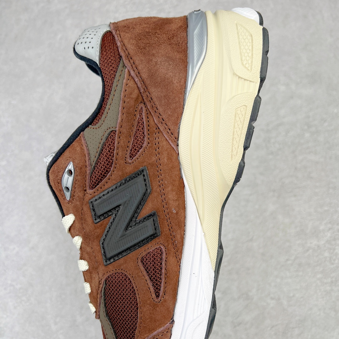 图片[7]-＃K版纯原福利 JJJJound x New Balance M990JD3 新百伦NB990V3 联名棕褐色 第三代总统复古慢跑鞋 正确3M反光细节 原楦原纸版开发 正确6层组合底模精密开发 搭载全新碳素中底 后跟透明TPU水晶装饰条稳固 沿用了引以为傲的跑鞋手工技艺 采用猪皮绒面并包裹局部透气网面的鞋身设计 菱网鞋舌上刻有New Balance USA 鞋面依旧身着经典的大热之灰 彰显了其高端的品质身份 尺码：36 37 37.5 38 38.5 39 40 40.5 41.5 42 42.5 43 44 45-选品中心