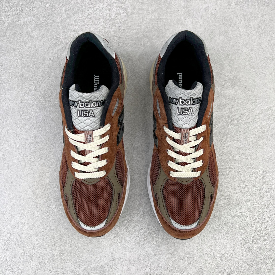 图片[2]-＃K版纯原福利 JJJJound x New Balance M990JD3 新百伦NB990V3 联名棕褐色 第三代总统复古慢跑鞋 正确3M反光细节 原楦原纸版开发 正确6层组合底模精密开发 搭载全新碳素中底 后跟透明TPU水晶装饰条稳固 沿用了引以为傲的跑鞋手工技艺 采用猪皮绒面并包裹局部透气网面的鞋身设计 菱网鞋舌上刻有New Balance USA 鞋面依旧身着经典的大热之灰 彰显了其高端的品质身份 尺码：36 37 37.5 38 38.5 39 40 40.5 41.5 42 42.5 43 44 45-选品中心