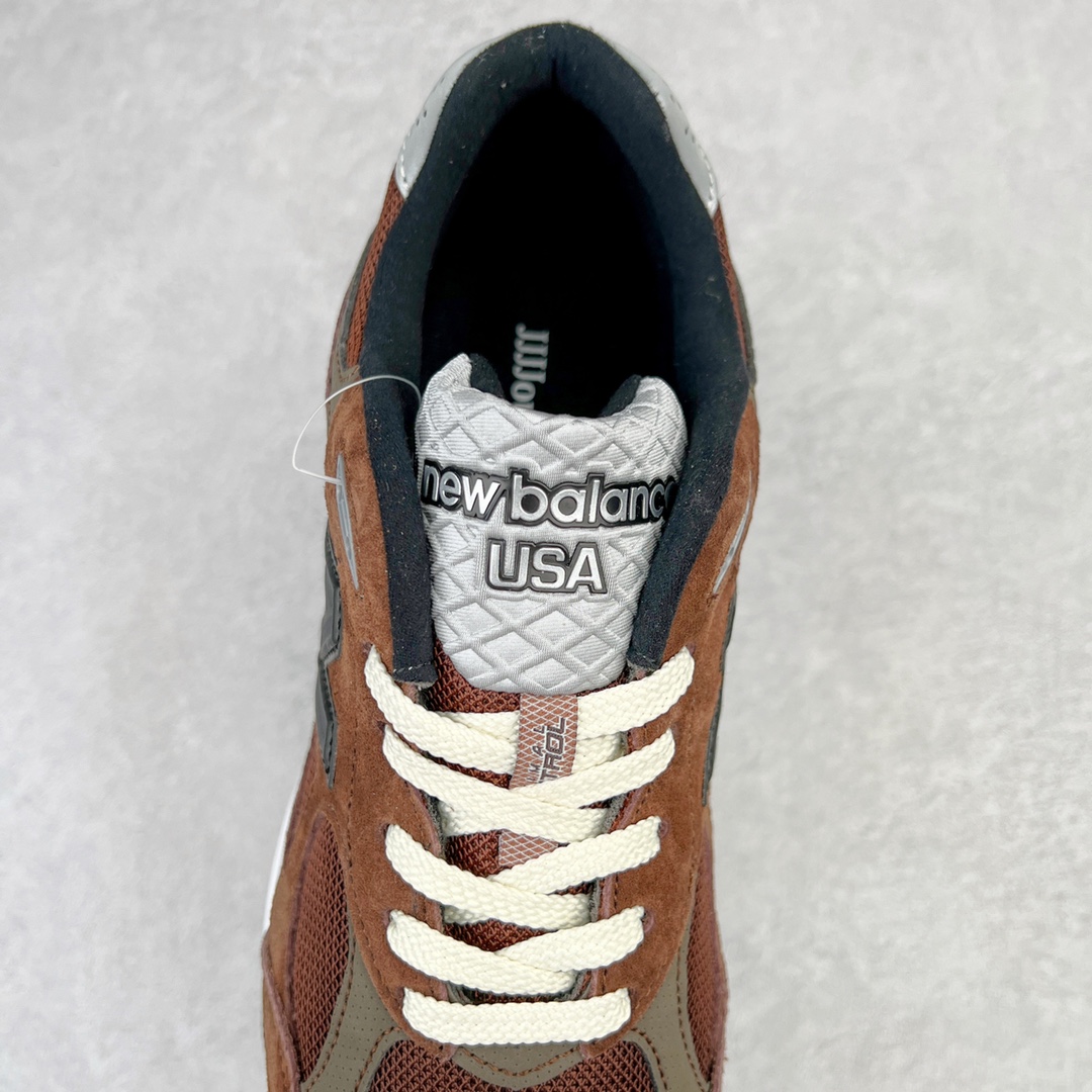 图片[6]-＃K版纯原福利 JJJJound x New Balance M990JD3 新百伦NB990V3 联名棕褐色 第三代总统复古慢跑鞋 正确3M反光细节 原楦原纸版开发 正确6层组合底模精密开发 搭载全新碳素中底 后跟透明TPU水晶装饰条稳固 沿用了引以为傲的跑鞋手工技艺 采用猪皮绒面并包裹局部透气网面的鞋身设计 菱网鞋舌上刻有New Balance USA 鞋面依旧身着经典的大热之灰 彰显了其高端的品质身份 尺码：36 37 37.5 38 38.5 39 40 40.5 41.5 42 42.5 43 44 45-选品中心