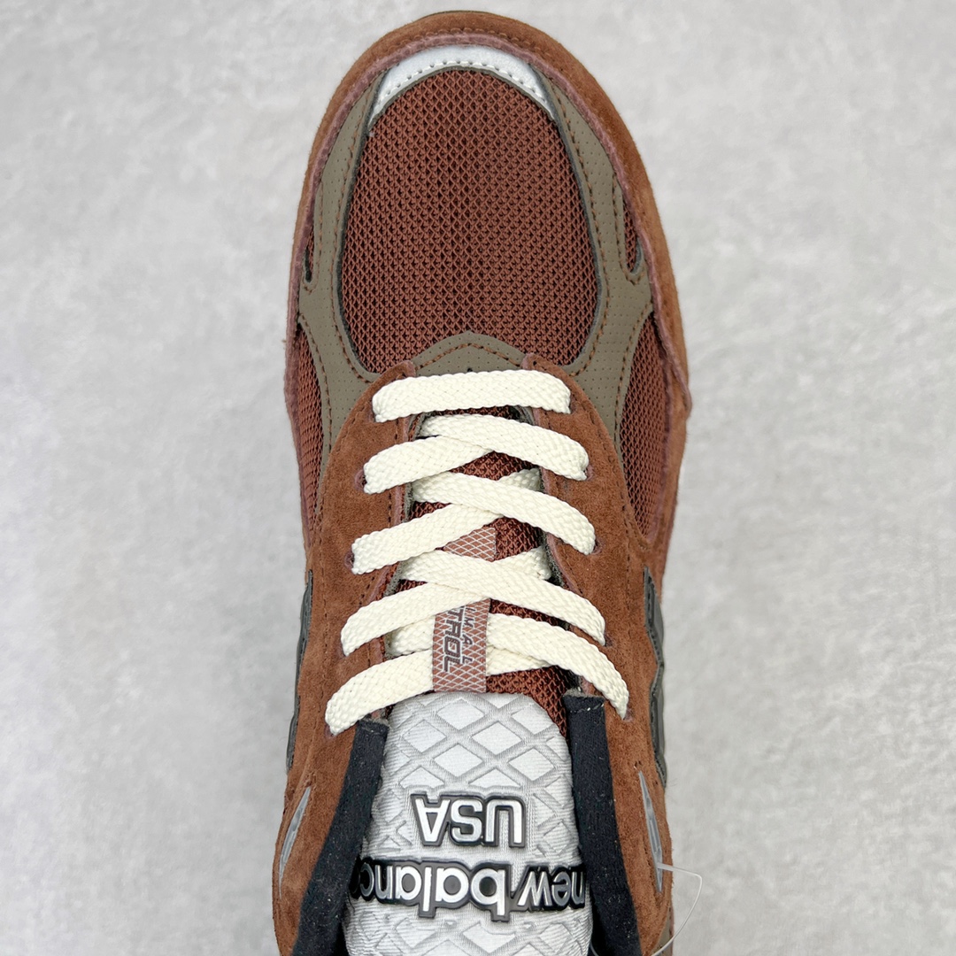 图片[5]-＃K版纯原福利 JJJJound x New Balance M990JD3 新百伦NB990V3 联名棕褐色 第三代总统复古慢跑鞋 正确3M反光细节 原楦原纸版开发 正确6层组合底模精密开发 搭载全新碳素中底 后跟透明TPU水晶装饰条稳固 沿用了引以为傲的跑鞋手工技艺 采用猪皮绒面并包裹局部透气网面的鞋身设计 菱网鞋舌上刻有New Balance USA 鞋面依旧身着经典的大热之灰 彰显了其高端的品质身份 尺码：36 37 37.5 38 38.5 39 40 40.5 41.5 42 42.5 43 44 45-选品中心