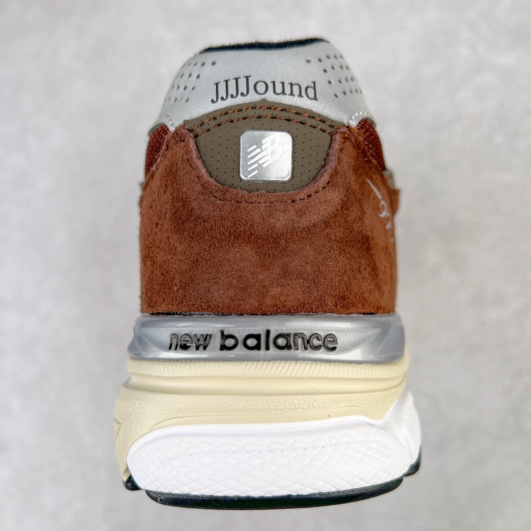 图片[8]-＃K版纯原福利 JJJJound x New Balance M990JD3 新百伦NB990V3 联名棕褐色 第三代总统复古慢跑鞋 正确3M反光细节 原楦原纸版开发 正确6层组合底模精密开发 搭载全新碳素中底 后跟透明TPU水晶装饰条稳固 沿用了引以为傲的跑鞋手工技艺 采用猪皮绒面并包裹局部透气网面的鞋身设计 菱网鞋舌上刻有New Balance USA 鞋面依旧身着经典的大热之灰 彰显了其高端的品质身份 尺码：36 37 37.5 38 38.5 39 40 40.5 41.5 42 42.5 43 44 45-选品中心