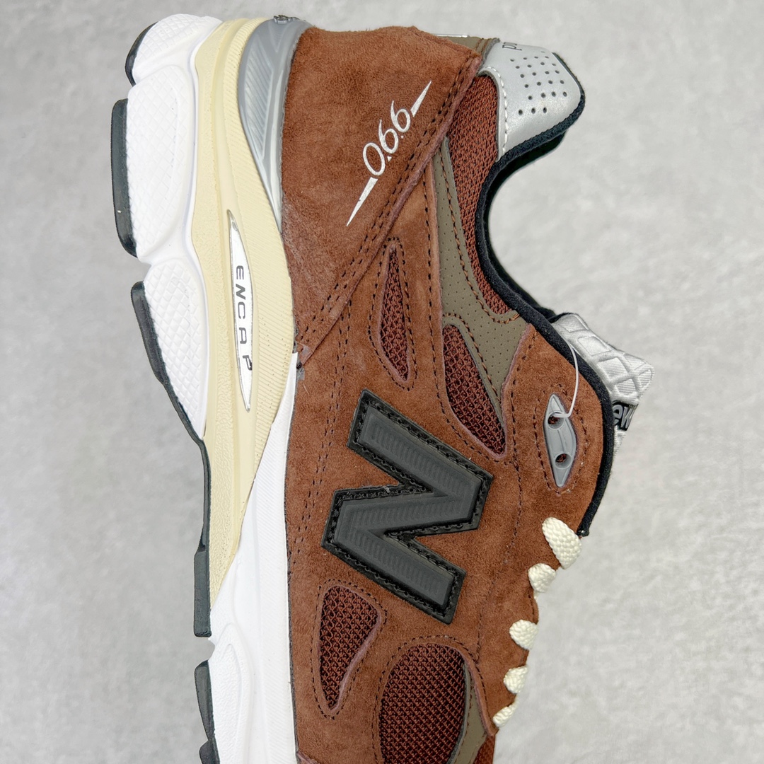 图片[4]-＃K版纯原福利 JJJJound x New Balance M990JD3 新百伦NB990V3 联名棕褐色 第三代总统复古慢跑鞋 正确3M反光细节 原楦原纸版开发 正确6层组合底模精密开发 搭载全新碳素中底 后跟透明TPU水晶装饰条稳固 沿用了引以为傲的跑鞋手工技艺 采用猪皮绒面并包裹局部透气网面的鞋身设计 菱网鞋舌上刻有New Balance USA 鞋面依旧身着经典的大热之灰 彰显了其高端的品质身份 尺码：36 37 37.5 38 38.5 39 40 40.5 41.5 42 42.5 43 44 45-选品中心