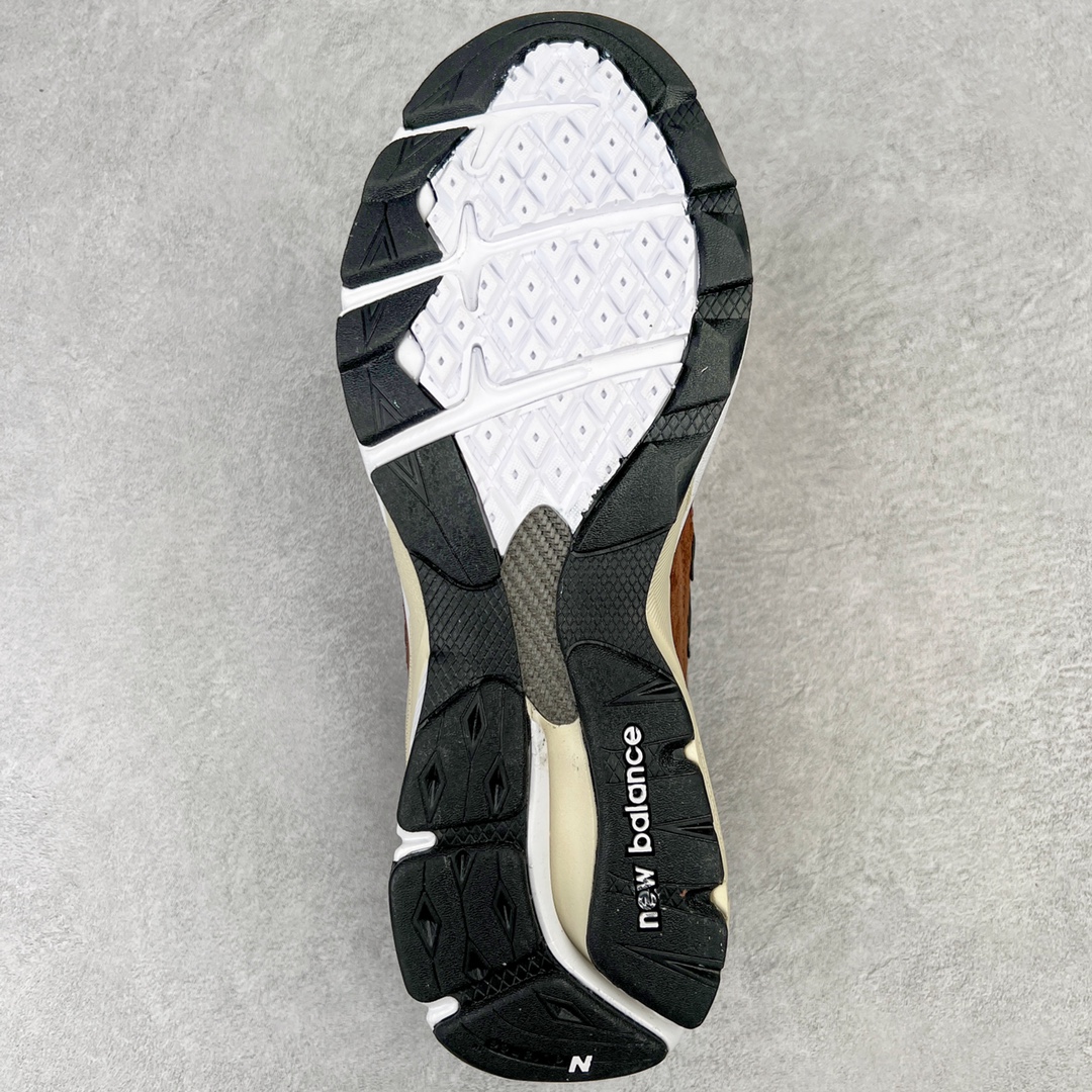 图片[9]-＃K版纯原福利 JJJJound x New Balance M990JD3 新百伦NB990V3 联名棕褐色 第三代总统复古慢跑鞋 正确3M反光细节 原楦原纸版开发 正确6层组合底模精密开发 搭载全新碳素中底 后跟透明TPU水晶装饰条稳固 沿用了引以为傲的跑鞋手工技艺 采用猪皮绒面并包裹局部透气网面的鞋身设计 菱网鞋舌上刻有New Balance USA 鞋面依旧身着经典的大热之灰 彰显了其高端的品质身份 尺码：36 37 37.5 38 38.5 39 40 40.5 41.5 42 42.5 43 44 45-选品中心