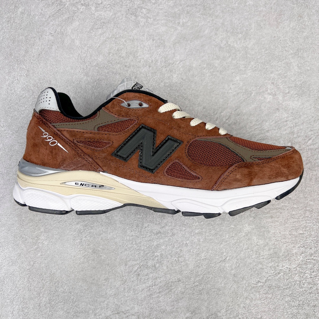 ＃K版纯原福利 JJJJound x New Balance M990JD3 新百伦NB990V3 联名棕褐色 第三代总统复古慢跑鞋 正确3M反光细节 原楦原纸版开发 正确6层组合底模精密开发 搭载全新碳素中底 后跟透明TPU水晶装饰条稳固 沿用了引以为傲的跑鞋手工技艺 采用猪皮绒面并包裹局部透气网面的鞋身设计 菱网鞋舌上刻有New Balance USA 鞋面依旧身着经典的大热之灰 彰显了其高端的品质身份 尺码：36 37 37.5 38 38.5 39 40 40.5 41.5 42 42.5 43 44 45-选品中心