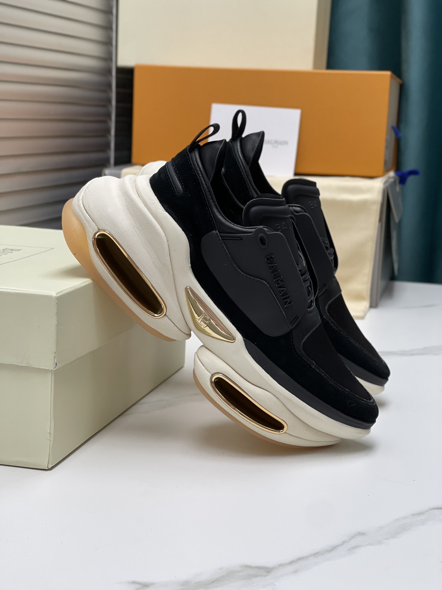 Exclusive Offer: Balmain’s Top 2023 Edition for 1,100 Fashionable Couples - 图片 2