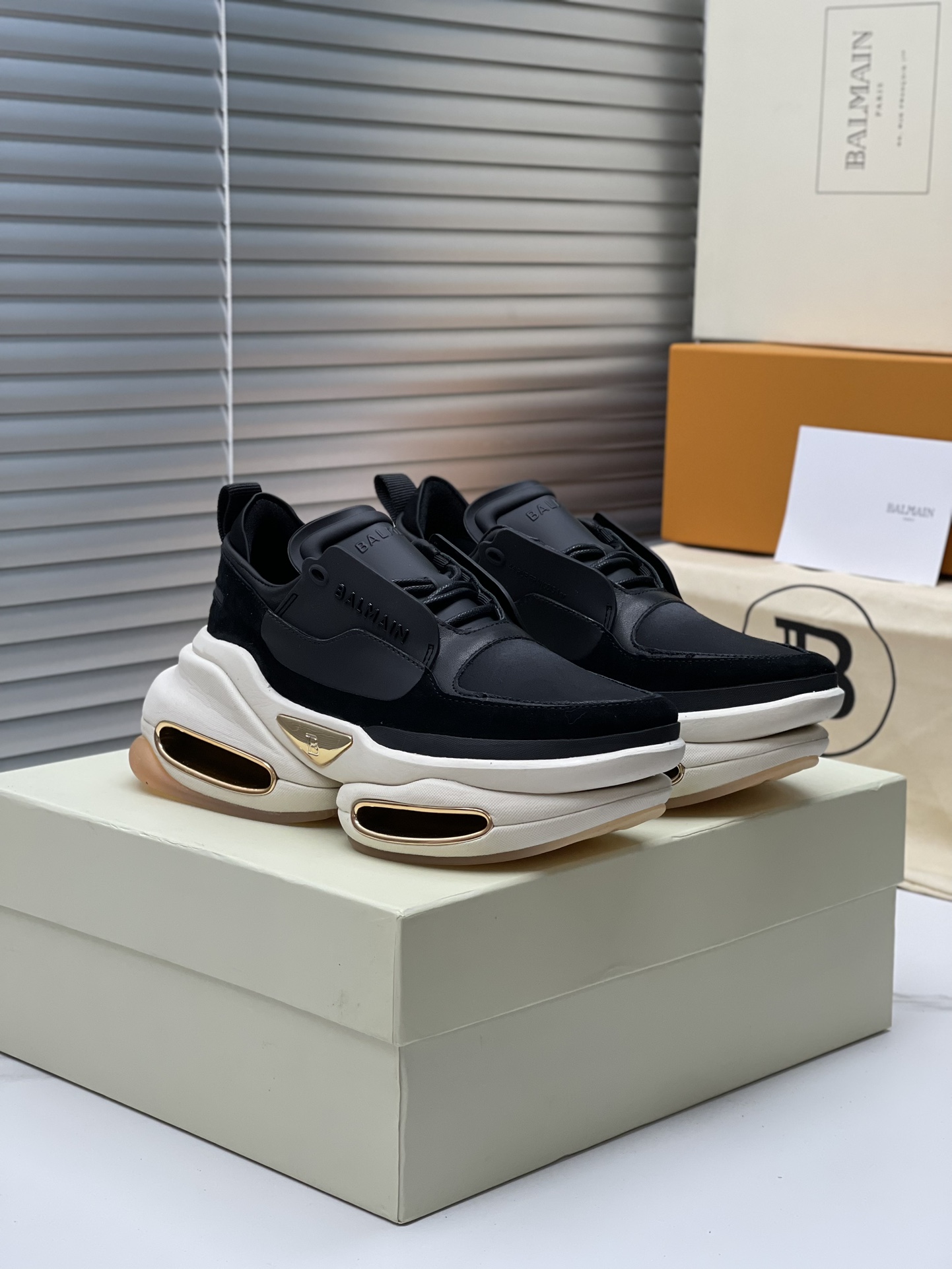 Exclusive Offer: Balmain’s Top 2023 Edition for 1,100 Fashionable Couples - 图片 5