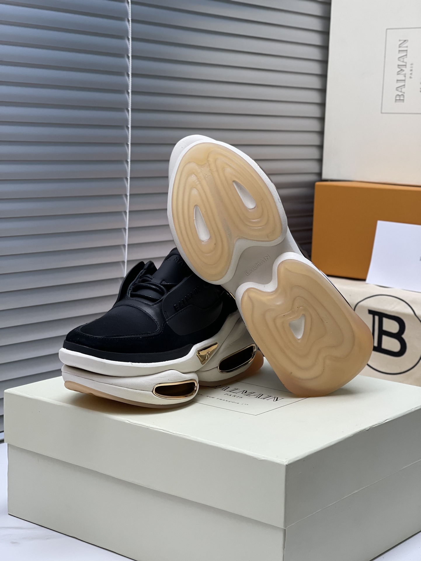Exclusive Offer: Balmain’s Top 2023 Edition for 1,100 Fashionable Couples - 图片 7