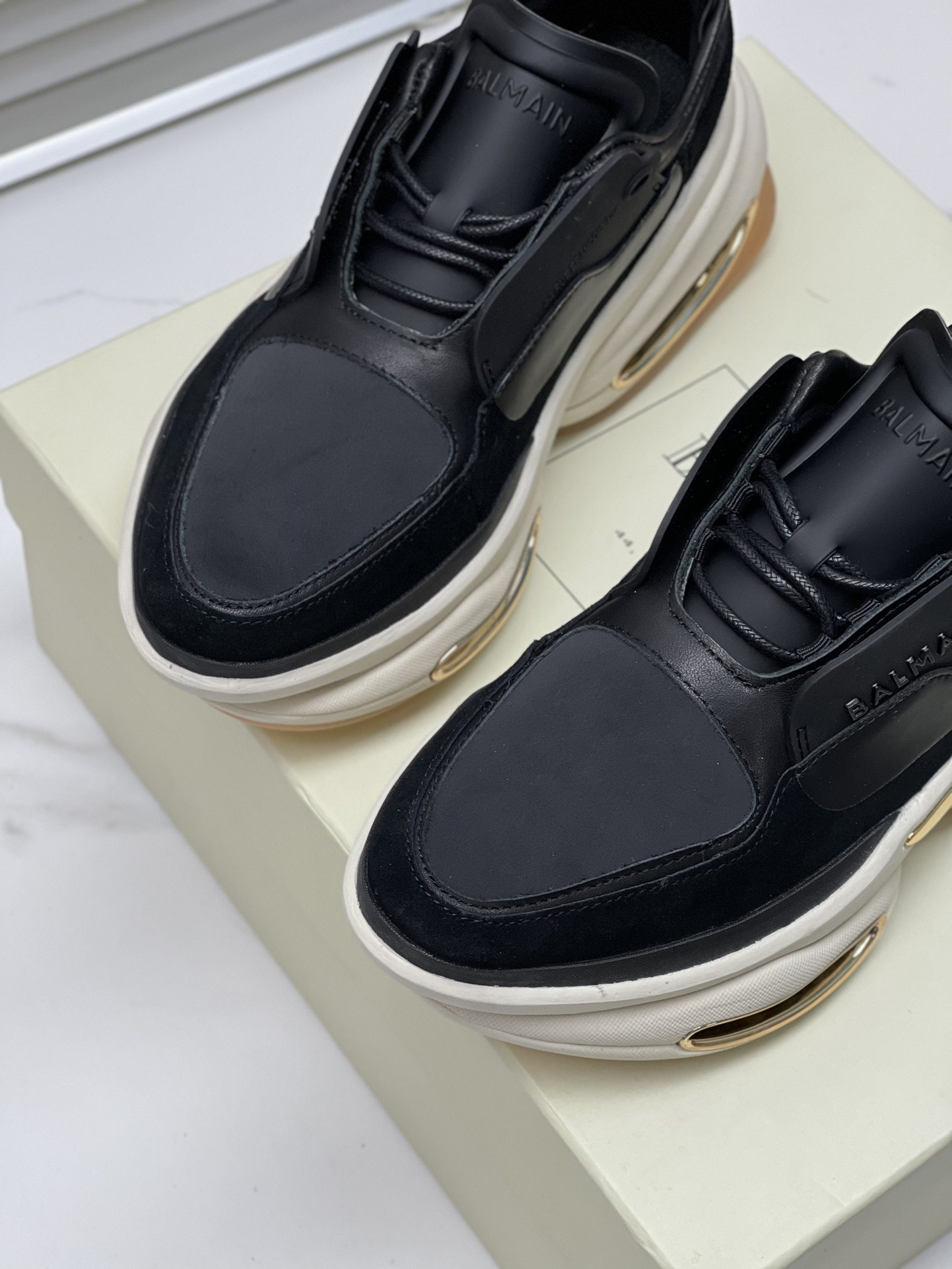 Exclusive Offer: Balmain’s Top 2023 Edition for 1,100 Fashionable Couples - 图片 6