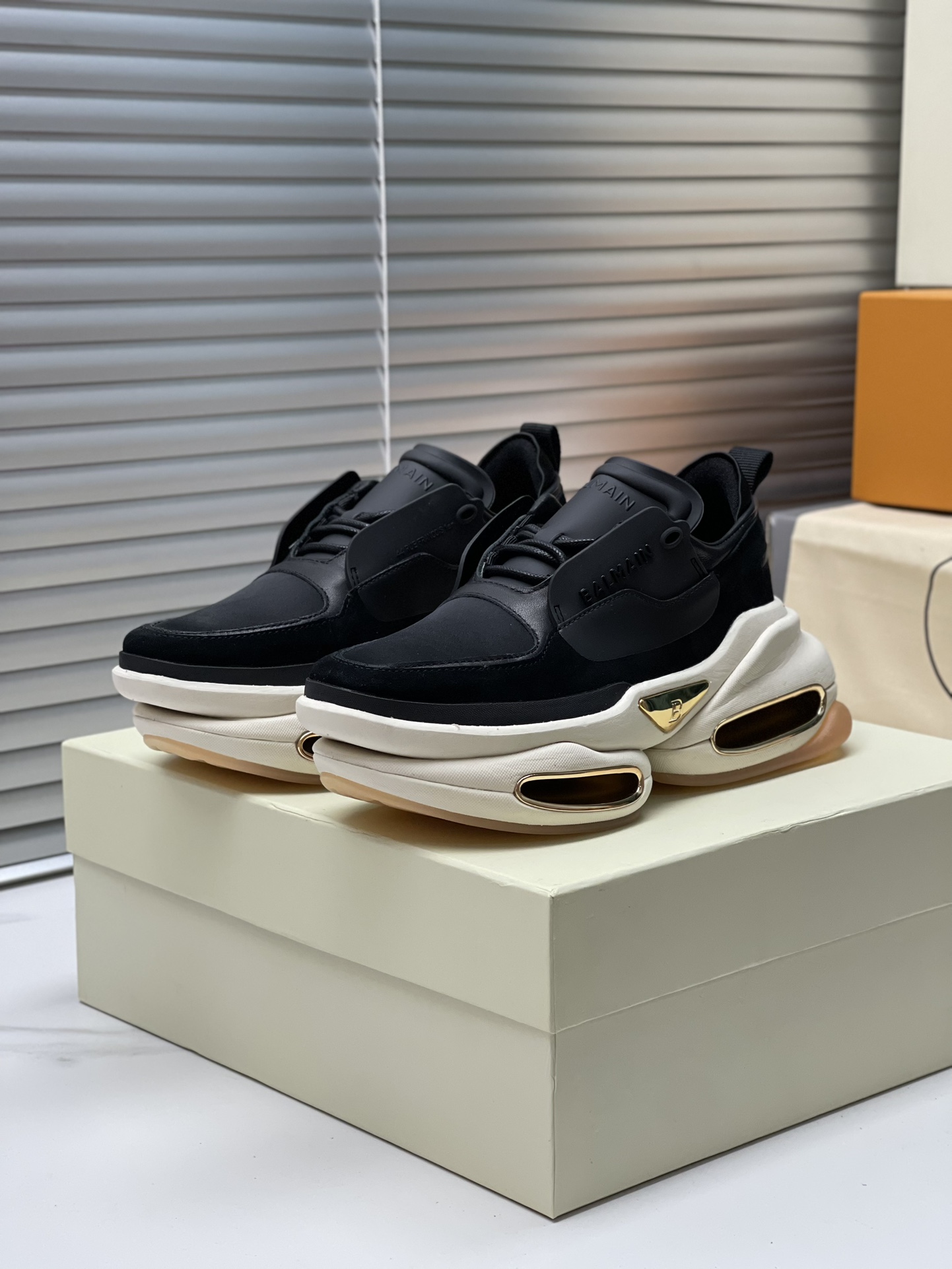 Exclusive Offer: Balmain’s Top 2023 Edition for 1,100 Fashionable Couples - 图片 1