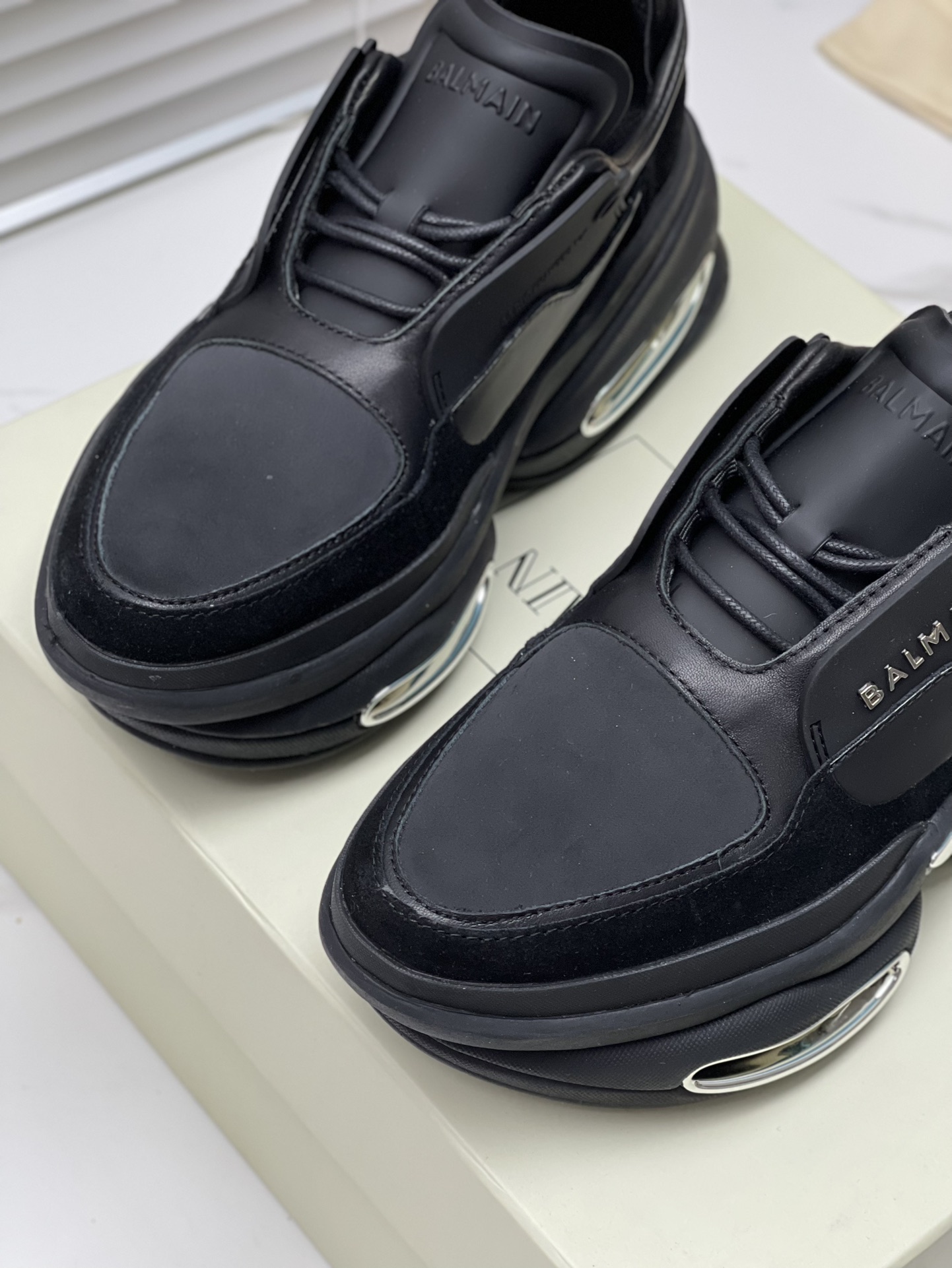 Exclusive Offer: Top Balmain 2023 Edition Shoes for 1,100 Couples - 图片 6