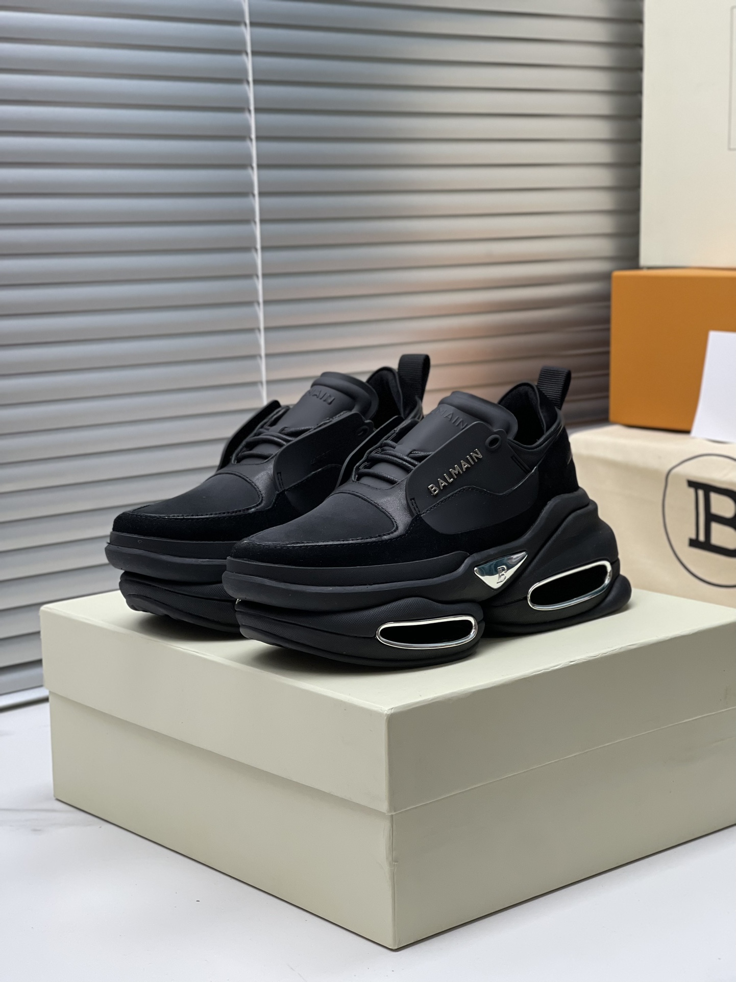 Exclusive Offer: Top Balmain 2023 Edition Shoes for 1,100 Couples - 图片 1