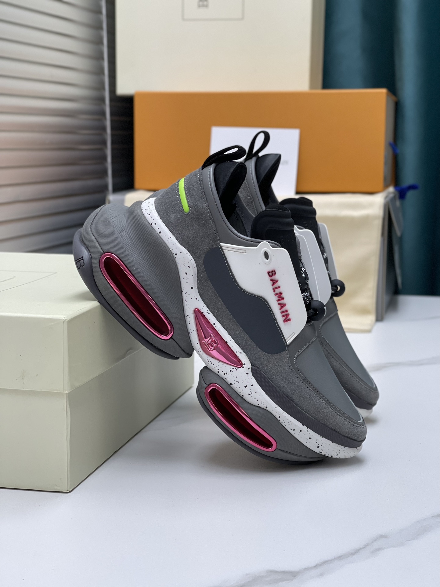 Exclusive Balmain Edition Shoes for Fashionable Couples: Top 2023 Designs with Modern Beauty - 图片 2