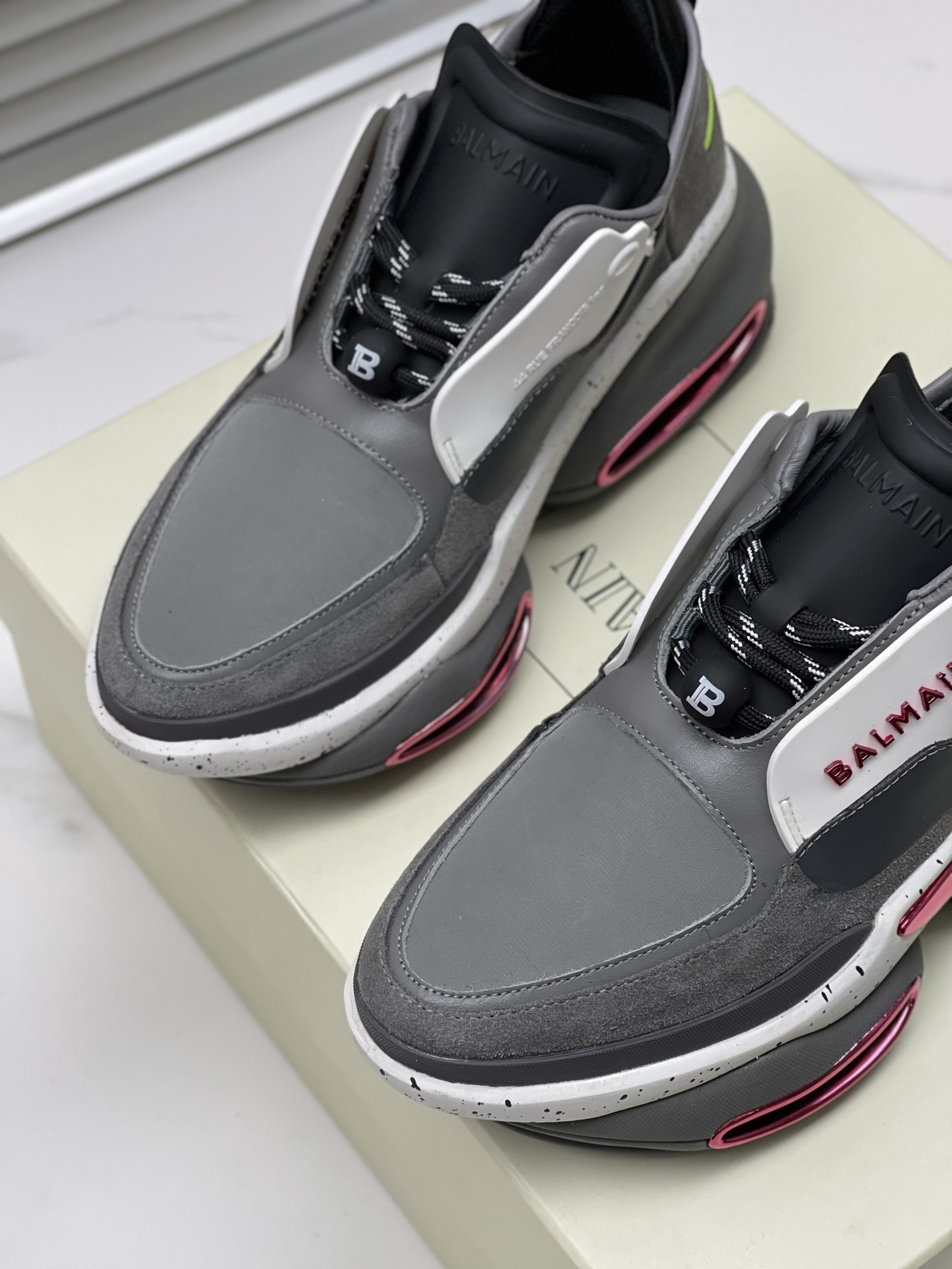 Exclusive Balmain Edition Shoes for Fashionable Couples: Top 2023 Designs with Modern Beauty - 图片 7
