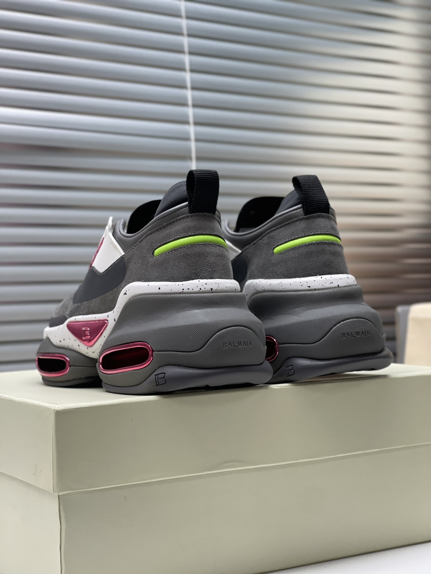 Exclusive Balmain Edition Shoes for Fashionable Couples: Top 2023 Designs with Modern Beauty - 图片 8