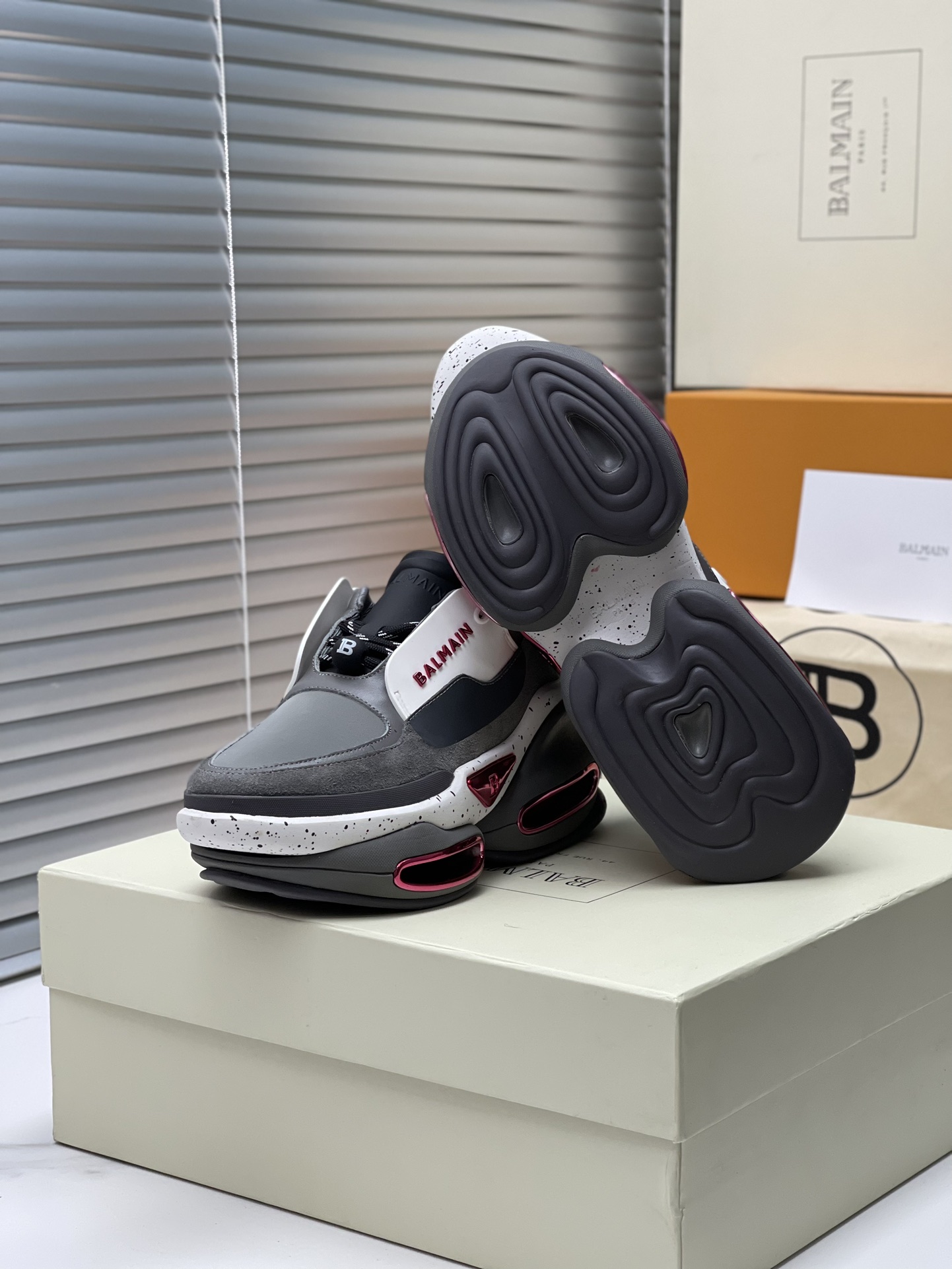 Exclusive Balmain Edition Shoes for Fashionable Couples: Top 2023 Designs with Modern Beauty - 图片 5