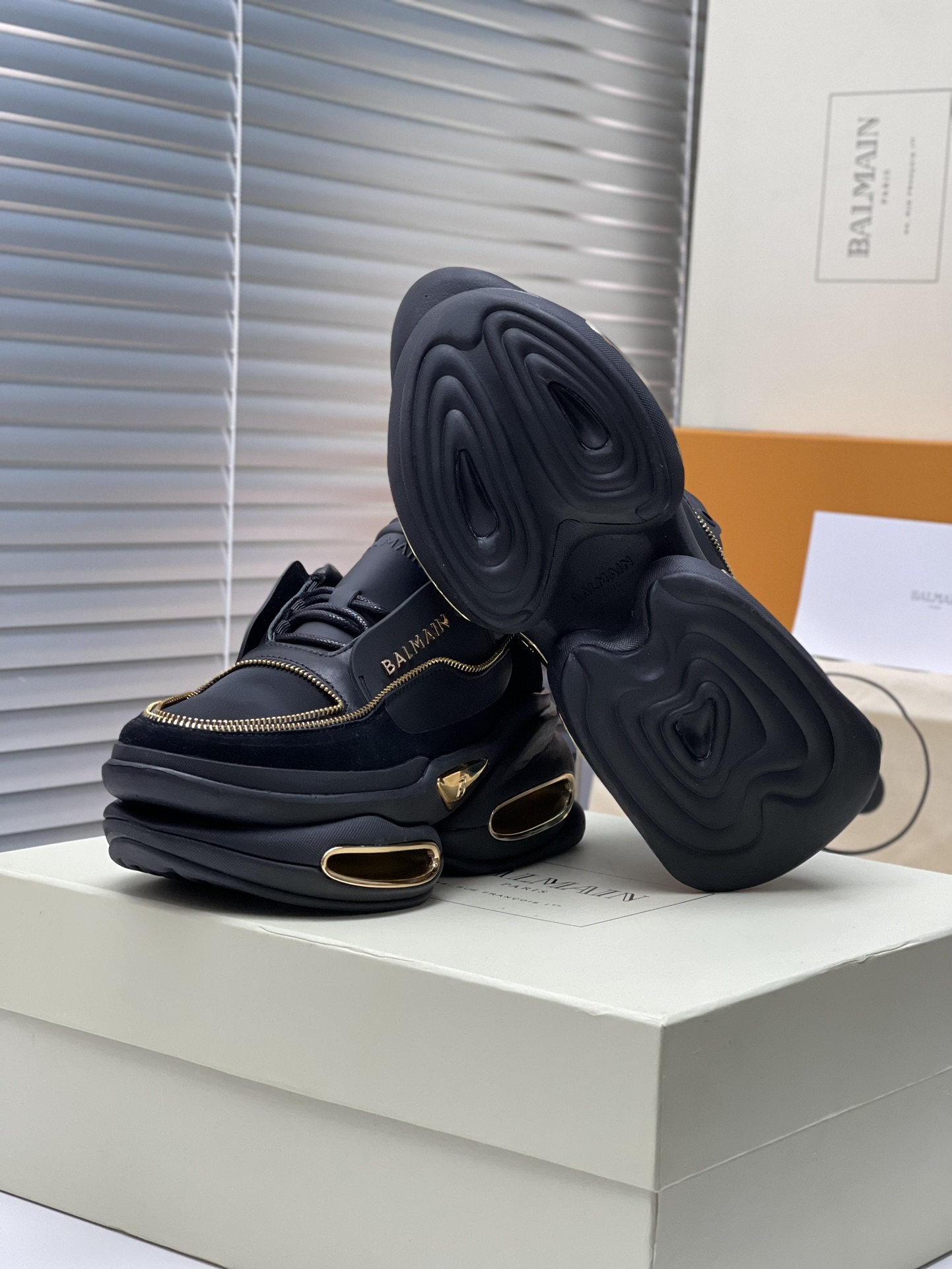 Exclusive Offer: Balmain’s Top 2023 Edition for 1,100 Couples - 图片 5