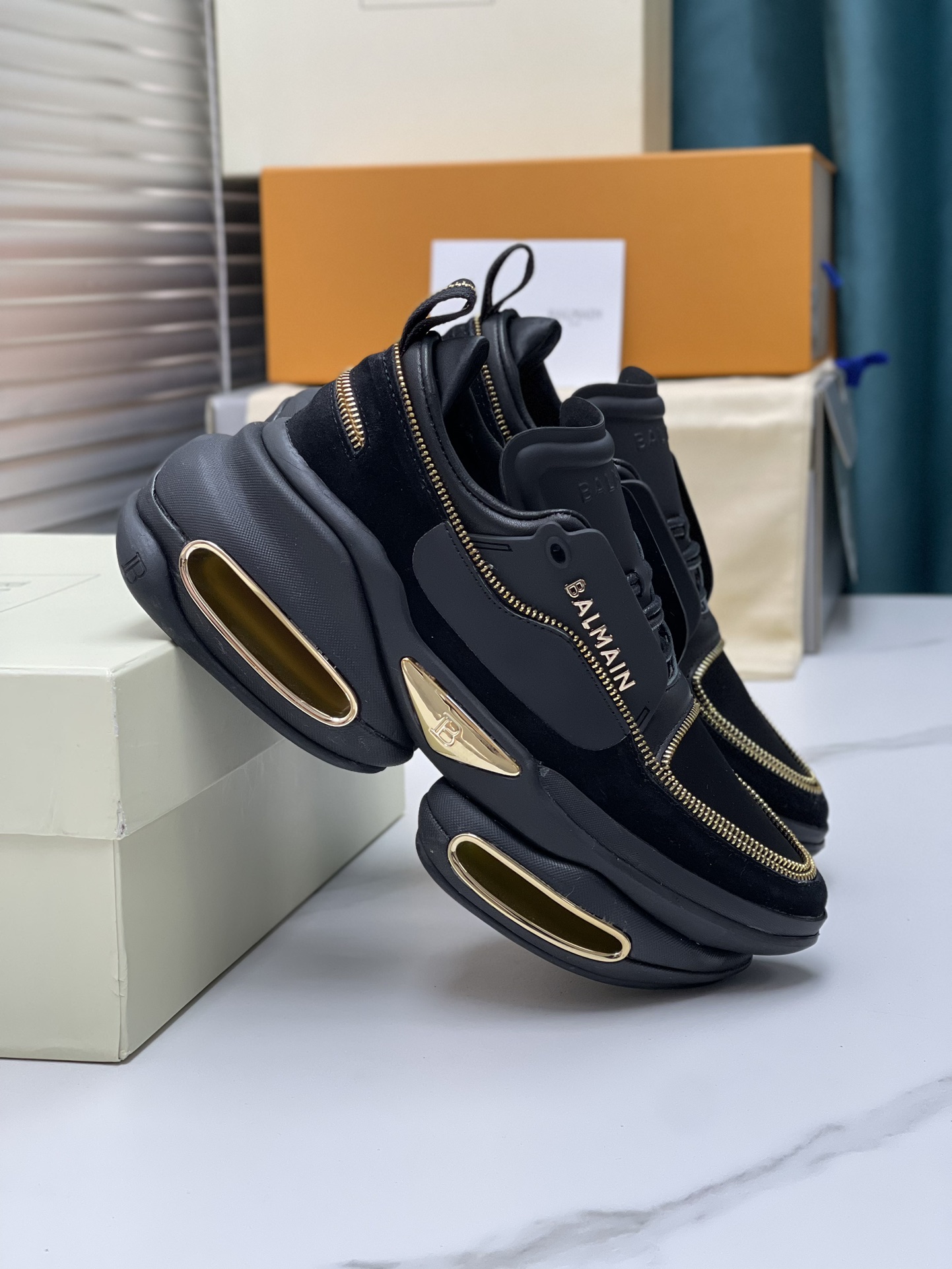 Exclusive Offer: Balmain’s Top 2023 Edition for 1,100 Couples - 图片 2