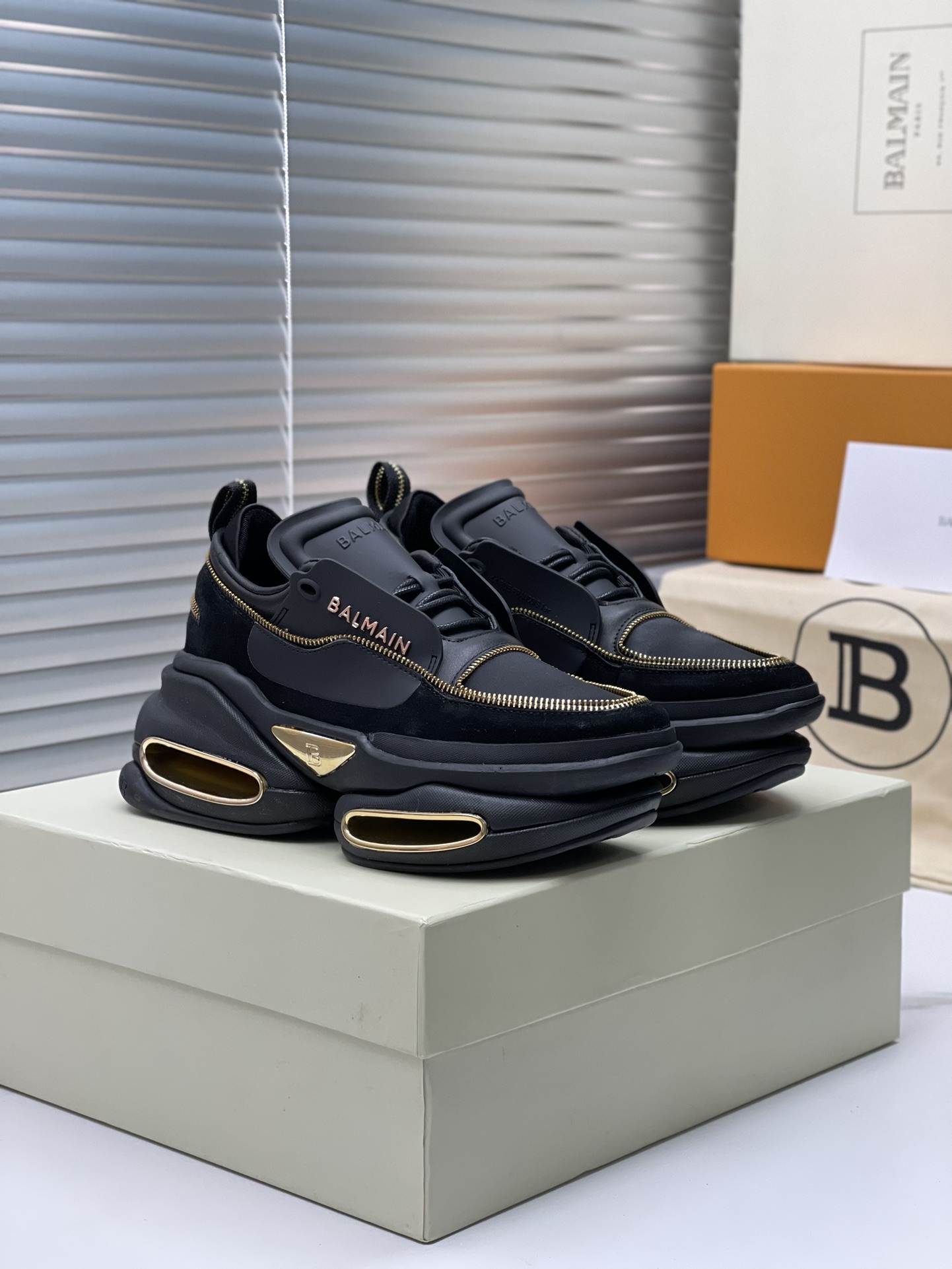 Exclusive Offer: Balmain’s Top 2023 Edition for 1,100 Couples - 图片 6