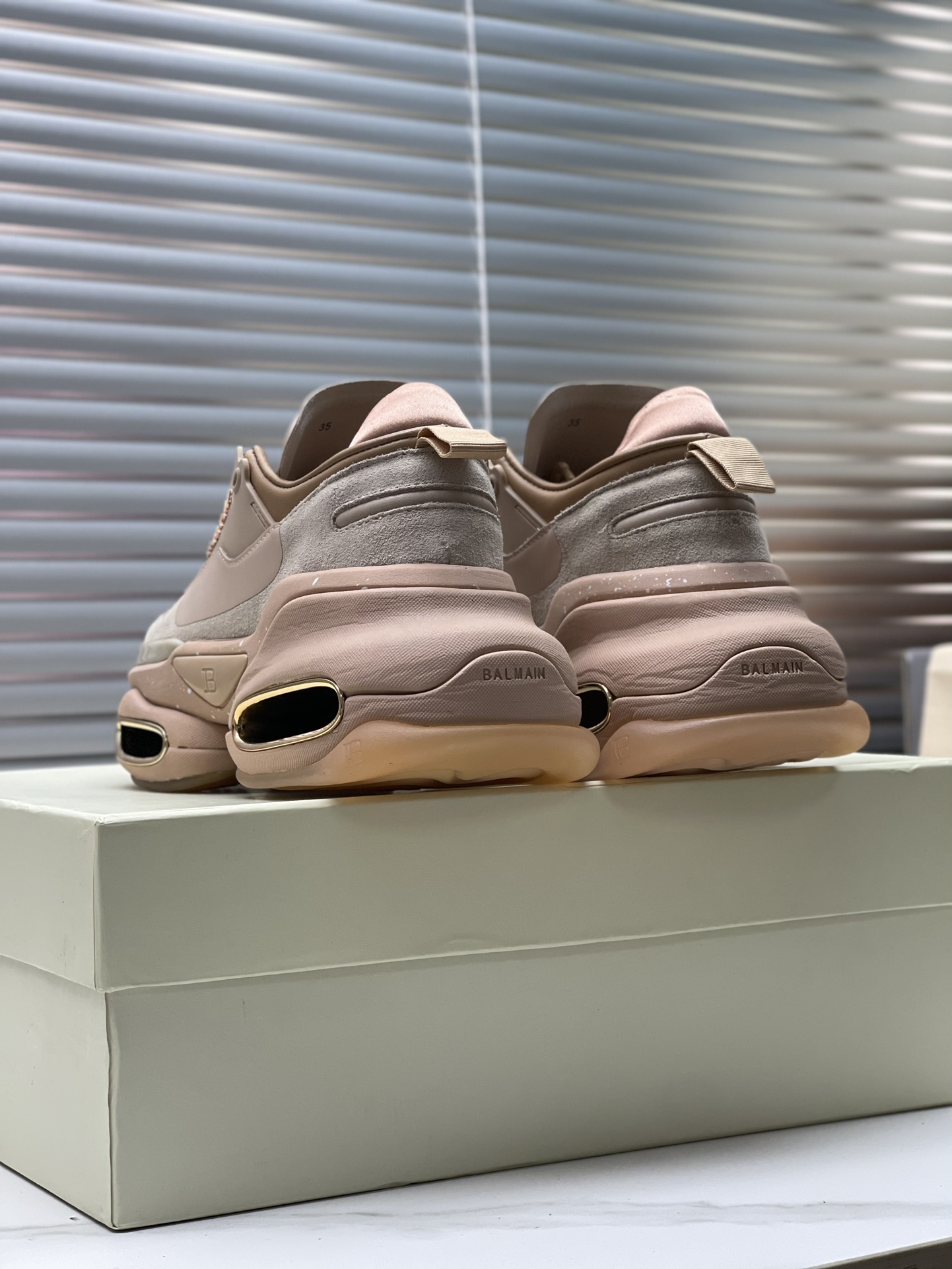 “Exclusive Offer: Top Balmain 2023 Edition Shoes for 1,100 Couples” - 图片 7