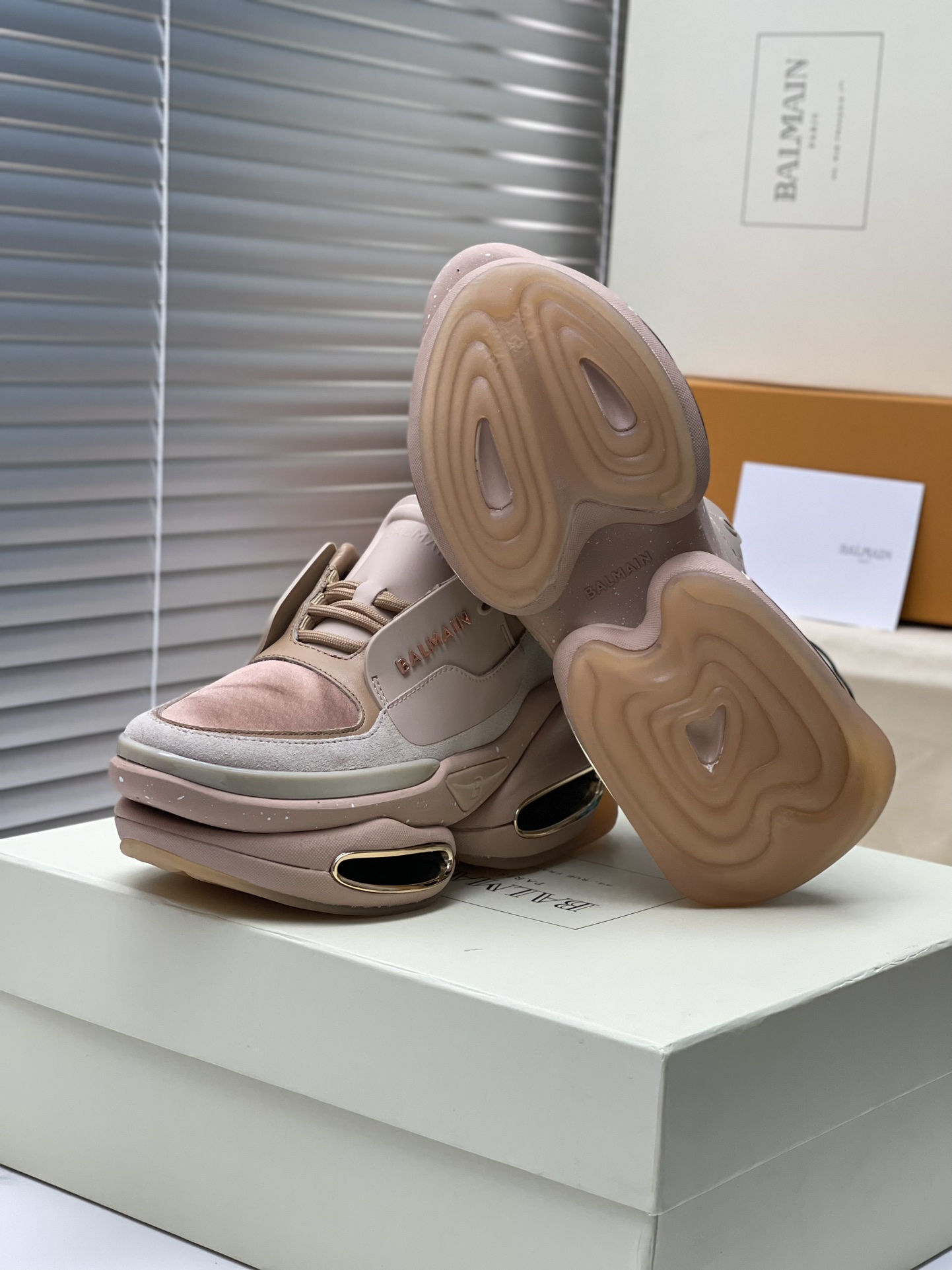 “Exclusive Offer: Top Balmain 2023 Edition Shoes for 1,100 Couples” - 图片 4