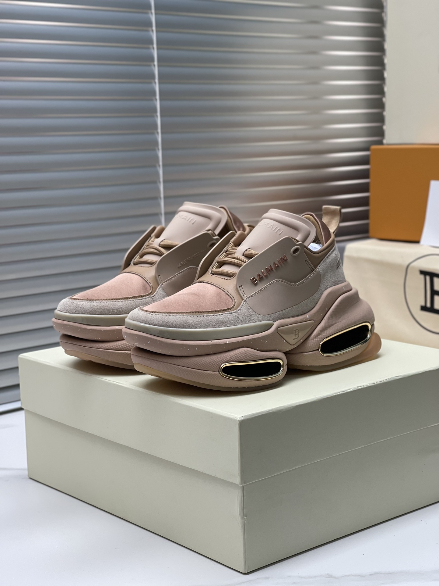 “Exclusive Offer: Top Balmain 2023 Edition Shoes for 1,100 Couples” - 图片 1