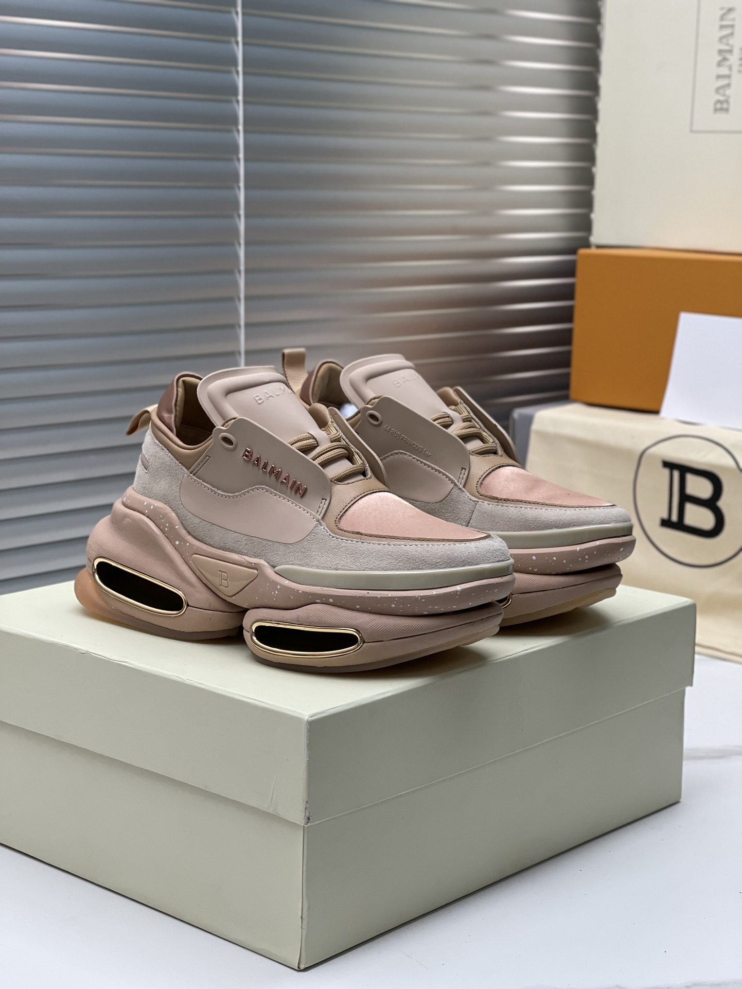 “Exclusive Offer: Top Balmain 2023 Edition Shoes for 1,100 Couples” - 图片 5