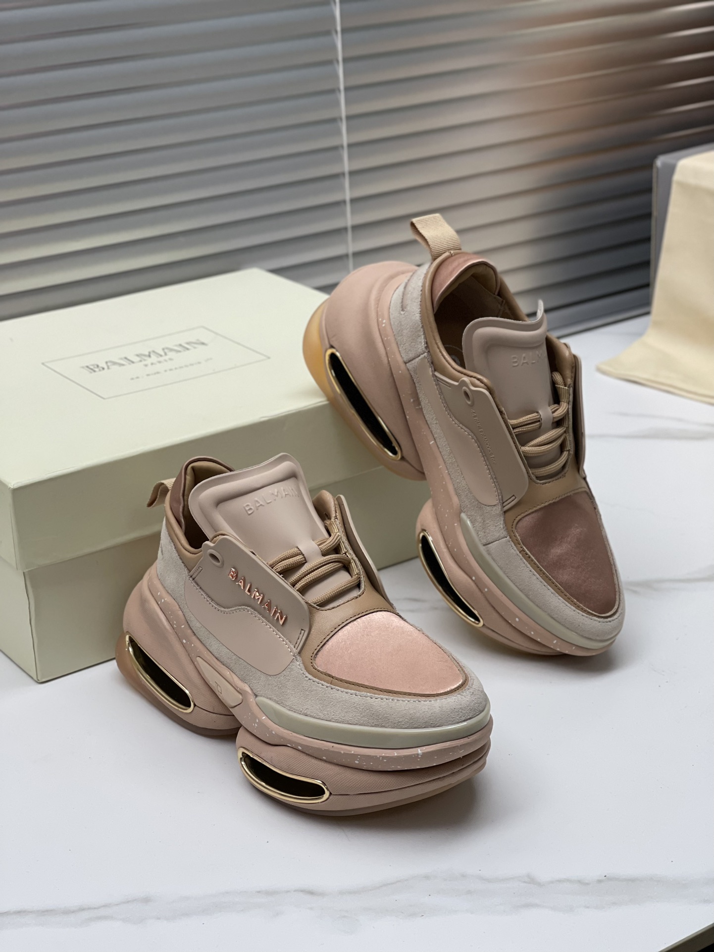 “Exclusive Offer: Top Balmain 2023 Edition Shoes for 1,100 Couples” - 图片 2