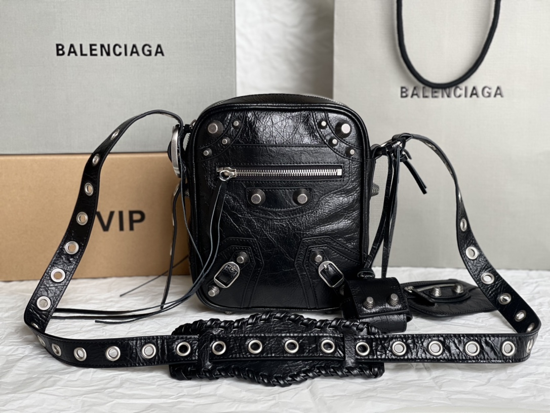 Balenciaga Bolso Bandolera Motera: Elegancia Urbana con Actitud Rockera