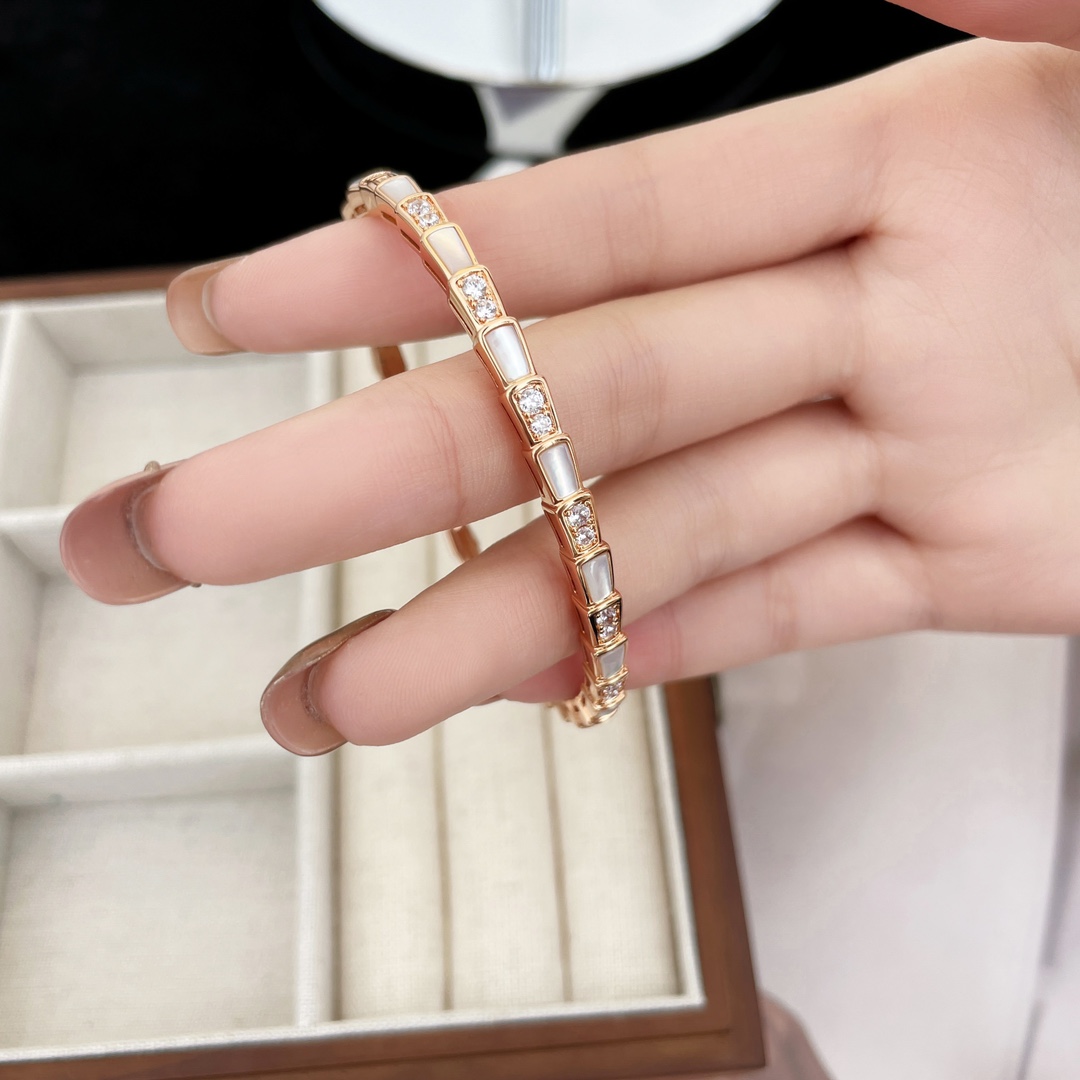 Luxurious Serpenti Viper Snake Bracelets: Elegant and Expensive Women’s Party Essential. - 图片 3