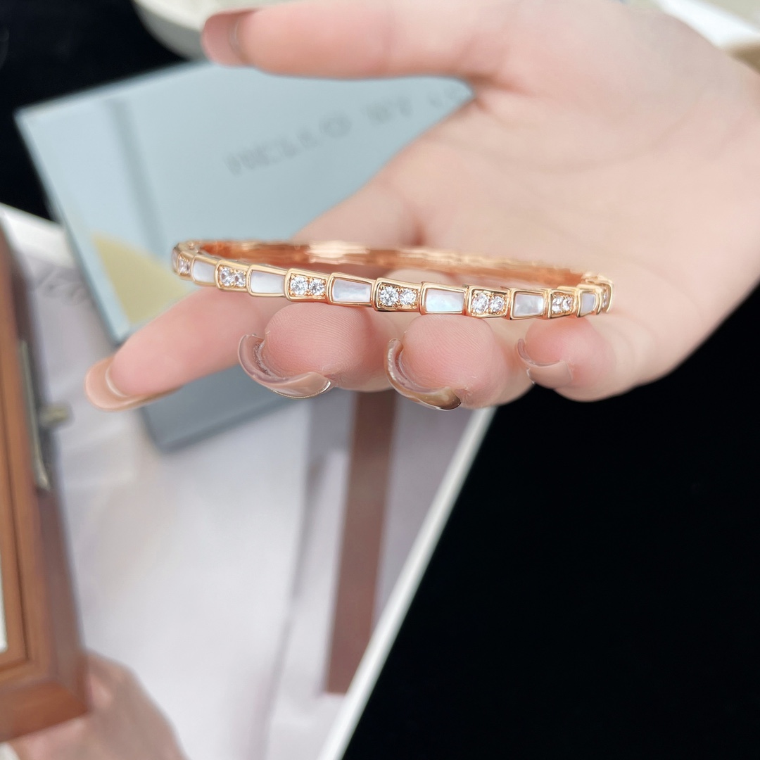 Luxurious Serpenti Viper Snake Bracelets: Elegant and Expensive Women’s Party Essential. - 图片 4