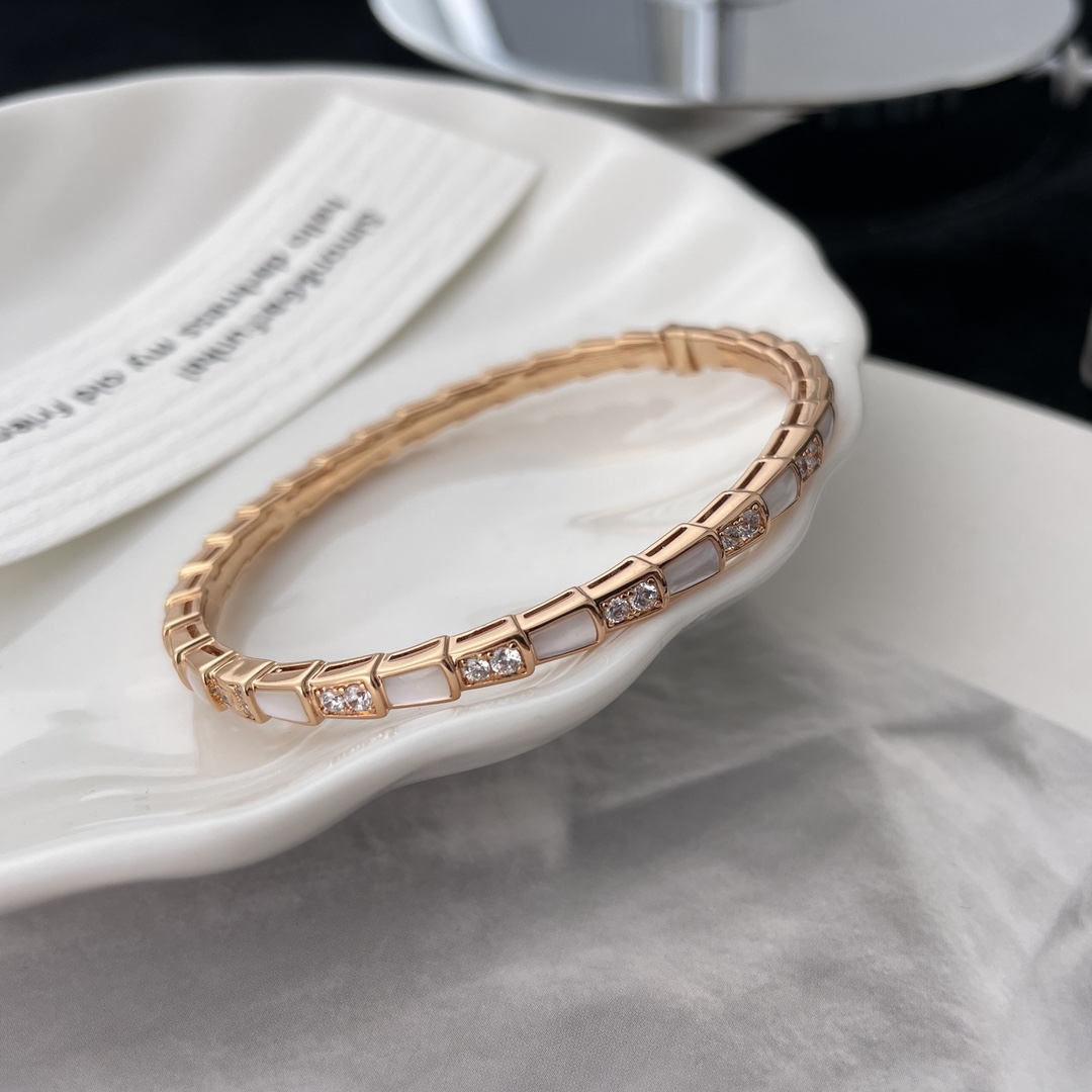 Luxurious Serpenti Viper Snake Bracelets: Elegant and Expensive Women’s Party Essential. - 图片 5