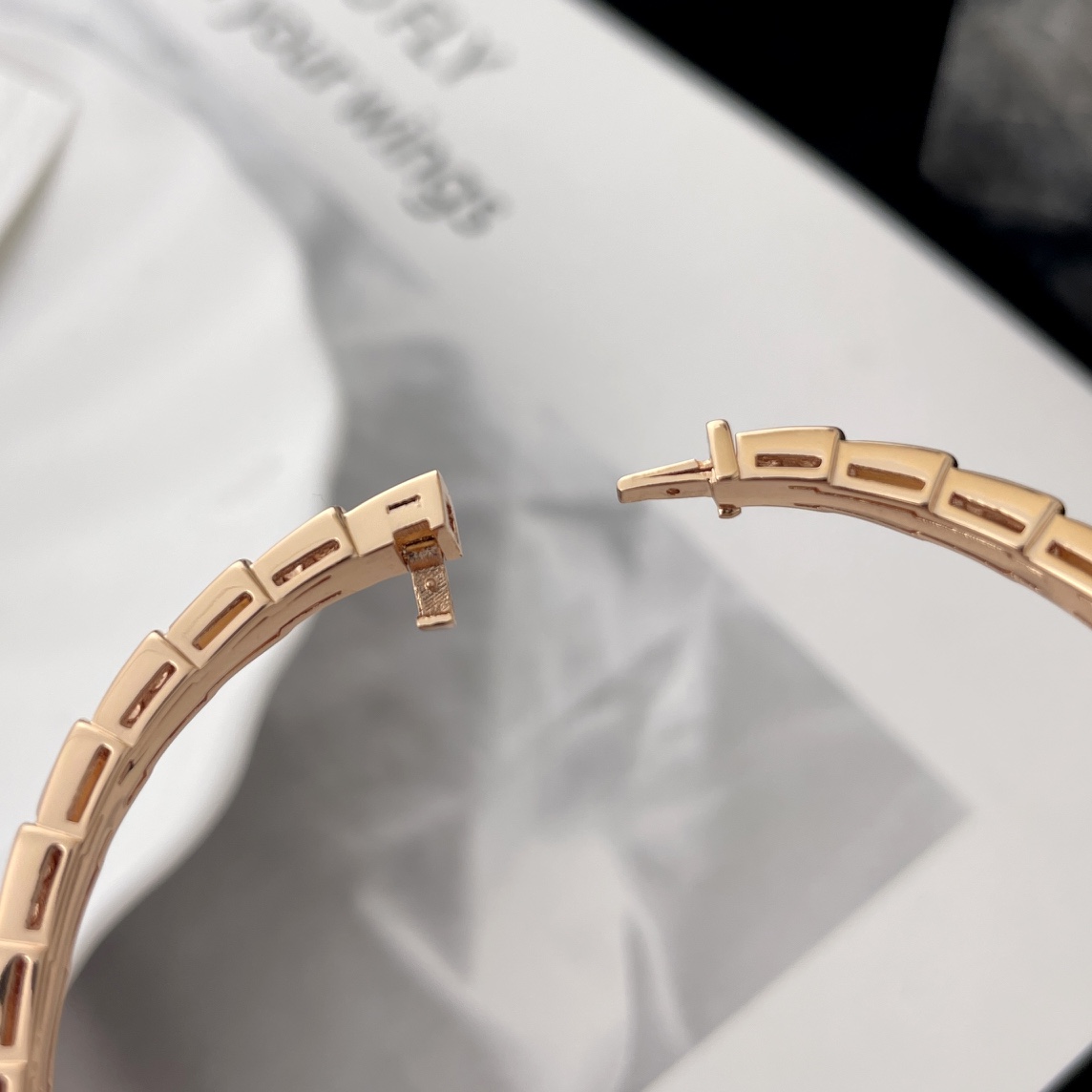 Luxurious Serpenti Viper Snake Bracelets: Elegant and Expensive Women’s Party Essential. - 图片 7