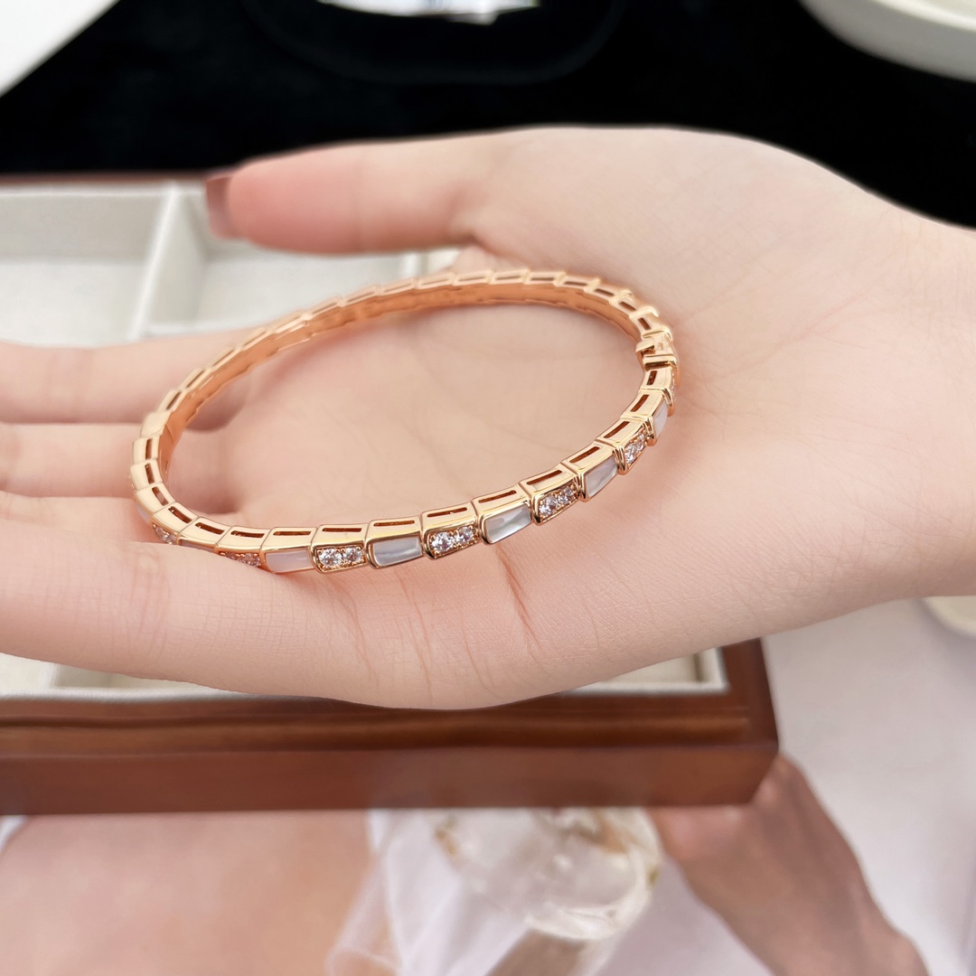 Luxurious Serpenti Viper Snake Bracelets: Elegant and Expensive Women’s Party Essential. - 图片 6