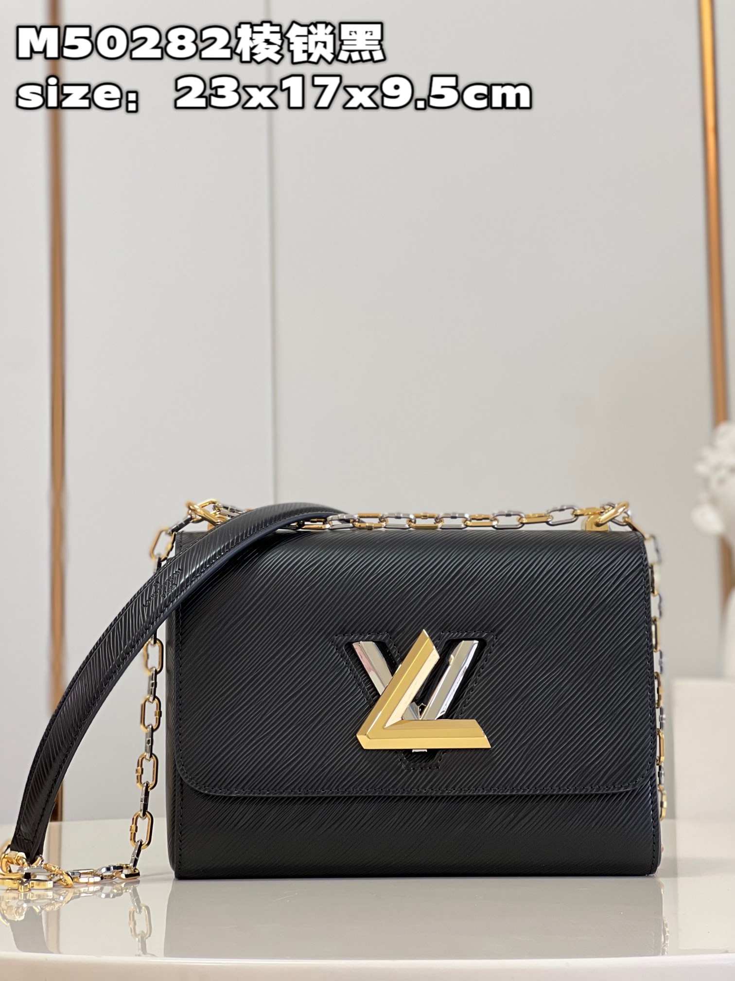 NO:399571,【Exclusive real photo M50282 edge lock black】M21025 This Twist medium-sized handbag is made of Epi grain leather, and the enamel Monogram flowers are lightly hung on the faceted chain. Use LV hooks to explore various ways of carrying, elbow sling, long and short shoulders and crossbody. You can also remove the chain and use leather shoulder straps to shoulder. Size23x17x9.5cm P., LV [original leather], louis vuitton19860909【独家实拍 M50282棱锁黑色】M21025 本款 Twist 中号手袋取材 Epi 粒面皮革,将珐琅 Monogram 花卉轻巧悬挂于琢面链条.巧用 LV 钩扣,探索手提、肘挎、长短肩背和斜挎等多种背携方式.亦可取下链条,利用皮革肩带肩背.size23x17x9.5cm P.,LV【原厂皮】,louis vuitton,Bag
