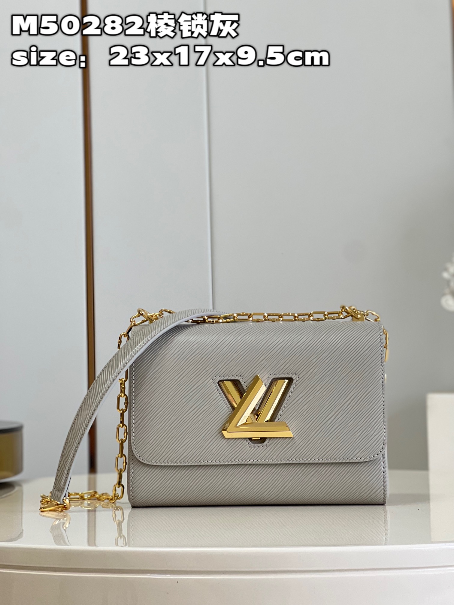NO:399574,【Exclusive real photo M50282 edge lock gray】M21026 This Twist medium-sized handbag is made of Epi grain leather, and the enamel Monogram flowers are lightly hung on the faceted chain. Use LV hooks to explore various ways of carrying, elbow sling, long and short shoulders and crossbody. You can also remove the chain and use leather shoulder straps to shoulder. Size23x17x9.5cm P., LV [original leather], louis vuitton19860909【独家实拍 M50282棱锁灰色】M21026 本款 Twist 中号手袋取材 Epi 粒面皮革,将珐琅 Monogram 花卉轻巧悬挂于琢面链条.巧用 LV 钩扣,探索手提、肘挎、长短肩背和斜挎等多种背携方式.亦可取下链条,利用皮革肩带肩背.size23x17x9.5cm P.,LV【原厂皮】,louis vuitton,Bag