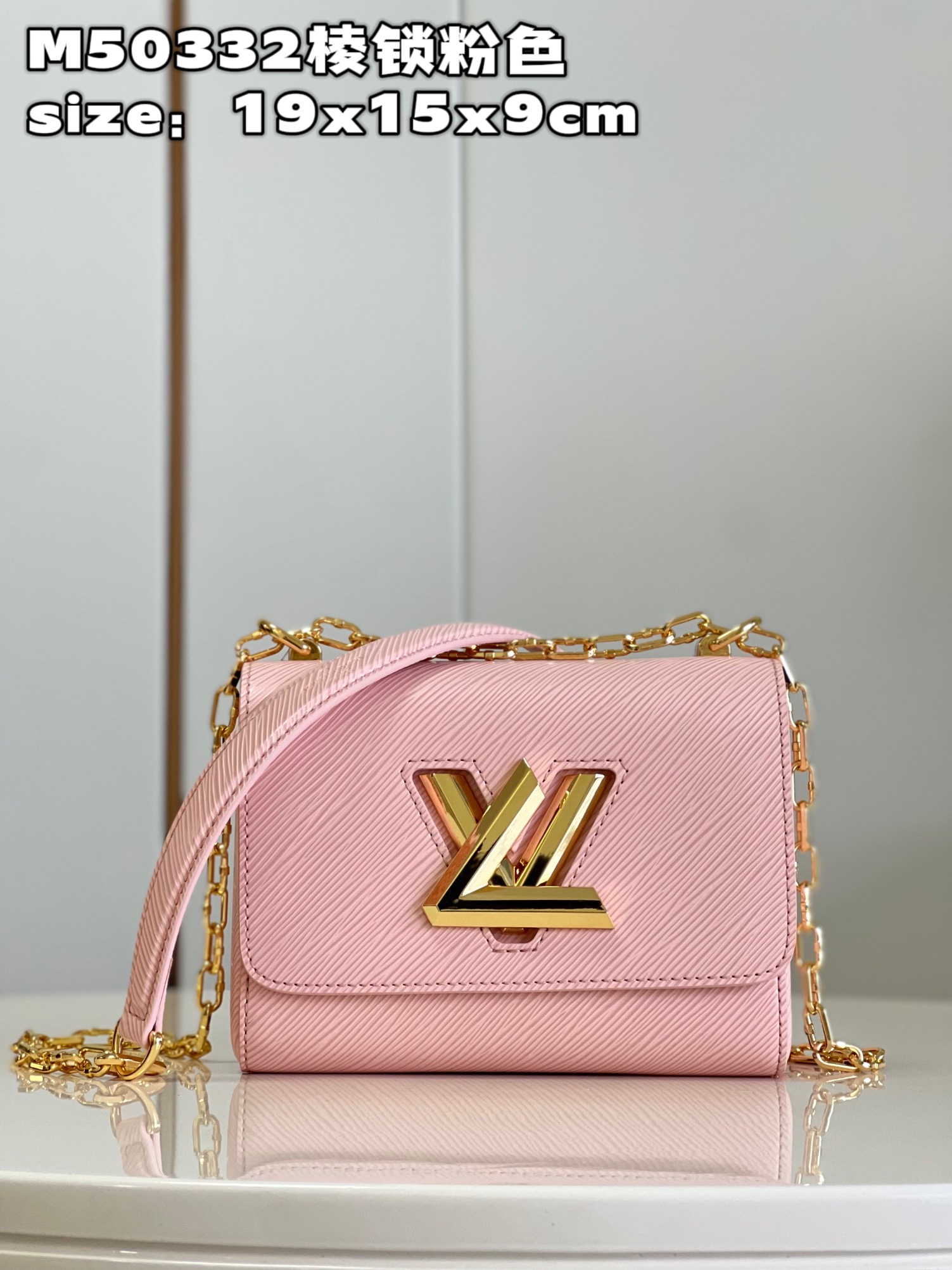 NO:399577,【Exclusive real photo M50332 edge lock pink】M21027 This Twist small handbag is made of Epi leather, and the enamel Monogram flowers are lightly hung on the faceted chain. Use LV hooks and buckles to switch between the hand, elbow, long and short shoulders and crossbody. Size19x15x9cm P.880, LV [original leather], louis vuitton19860909【独家实拍 M50332棱锁粉色】M21027 本款 Twist 小号手袋取材 Epi 皮革,将珐琅 Monogram 花卉轻巧悬挂于琢面链条.巧用 LV 钩扣,手提、肘挎、长短肩背和斜挎随心切换.size19x15x9cm P.880,LV【原厂皮】,louis vuitton,Bag