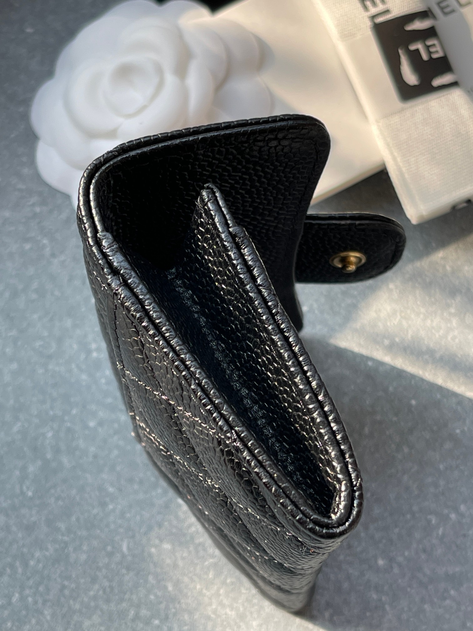 💰430 小香翻盖零钱包，卡夹 现货
尺寸：长11.5高8.5厚2.5cm
百分之百意大利原代工厂皮质，行业顶流工艺
全套专柜同级包装
