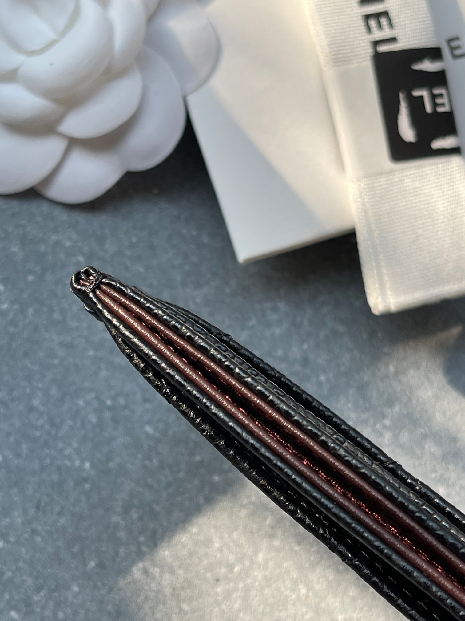 💰380 小香卡包
尺寸：长11.5高8cm
内外俱纯正意大利原代工厂皮质打造，工艺顶流
全套专柜同级包装